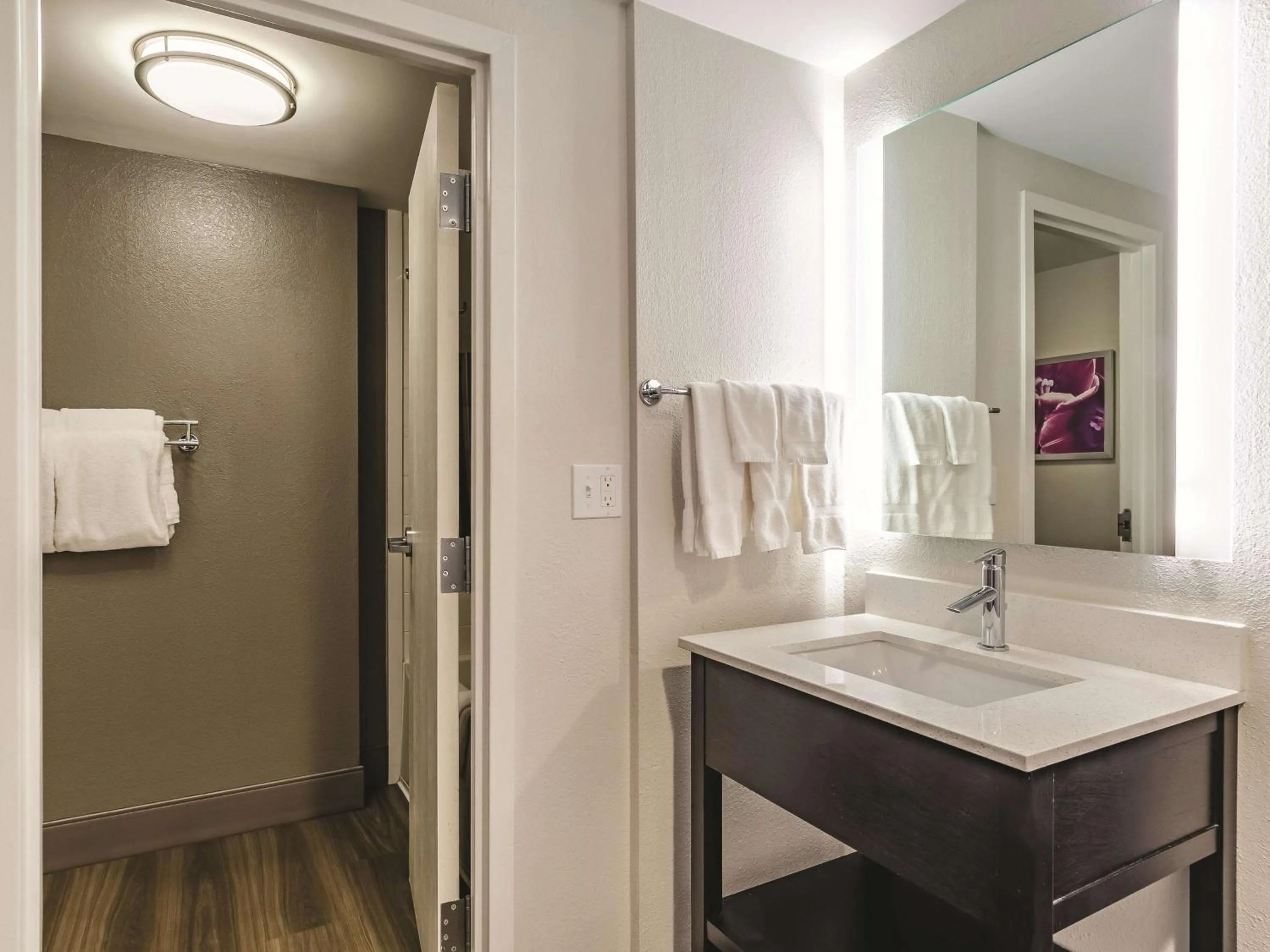 Photo of the whole room in La Quinta by Wyndham Warwick Providence Airport