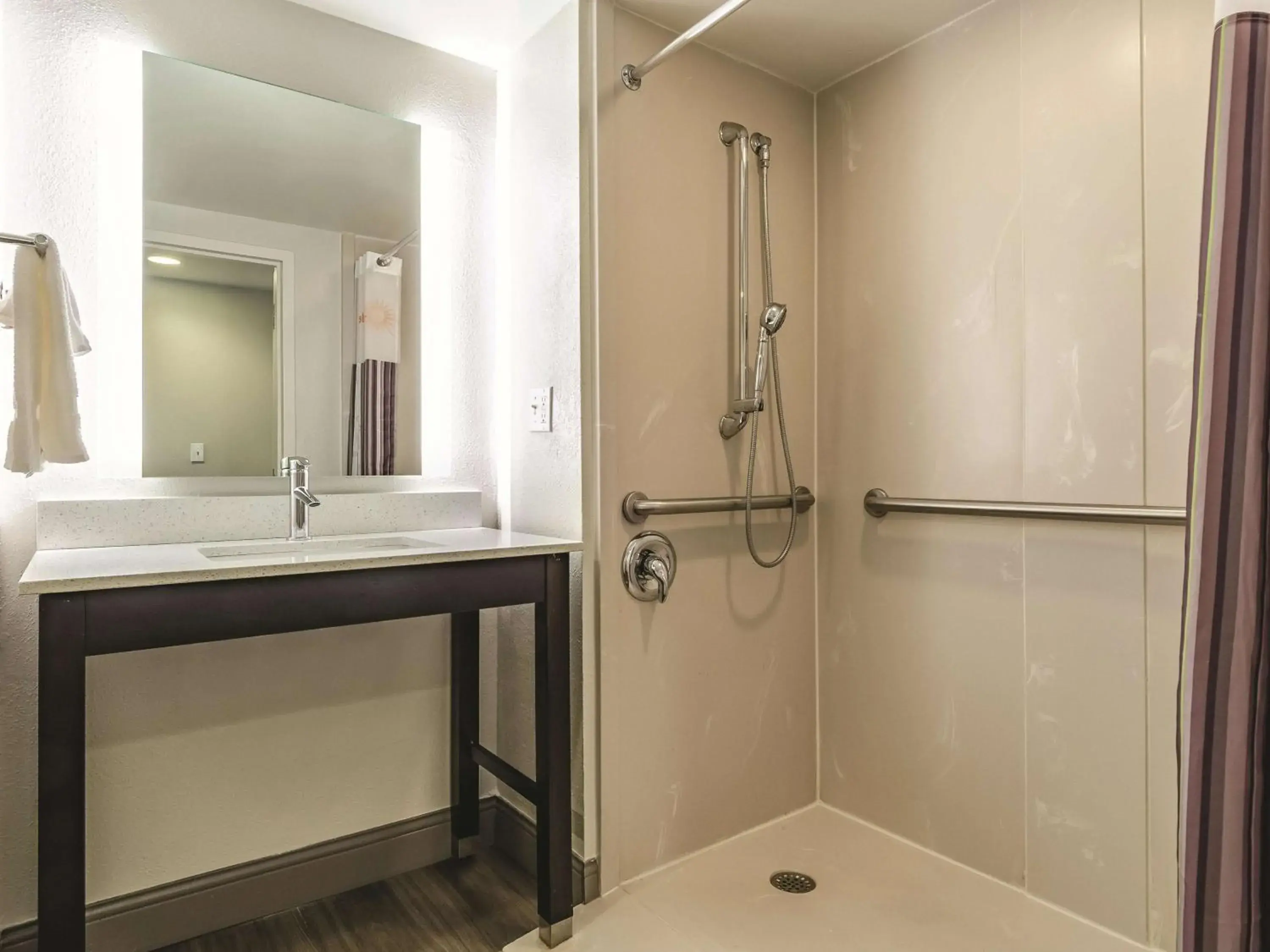 Queen Room - Disability Access in La Quinta by Wyndham Warwick Providence Airport Queen Room - Disability Access in La Quinta by Wyndham Warwick Providence Airport