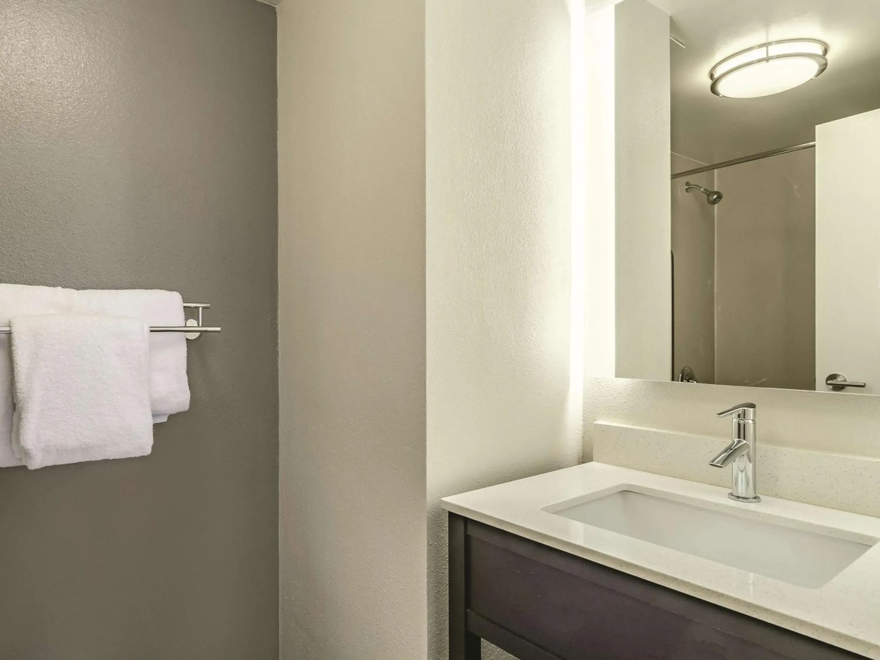 Queen Room in La Quinta by Wyndham Warwick Providence Airport Queen Room in La Quinta by Wyndham Warwick Providence Airport