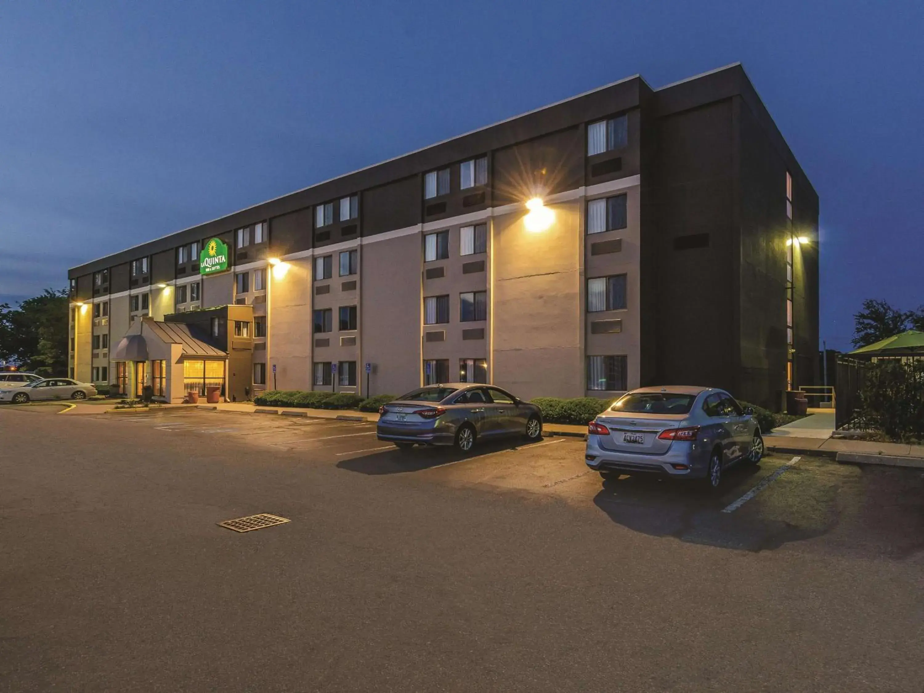 Property building in La Quinta by Wyndham Warwick Providence Airport Property building in La Quinta by Wyndham Warwick Providence Airport