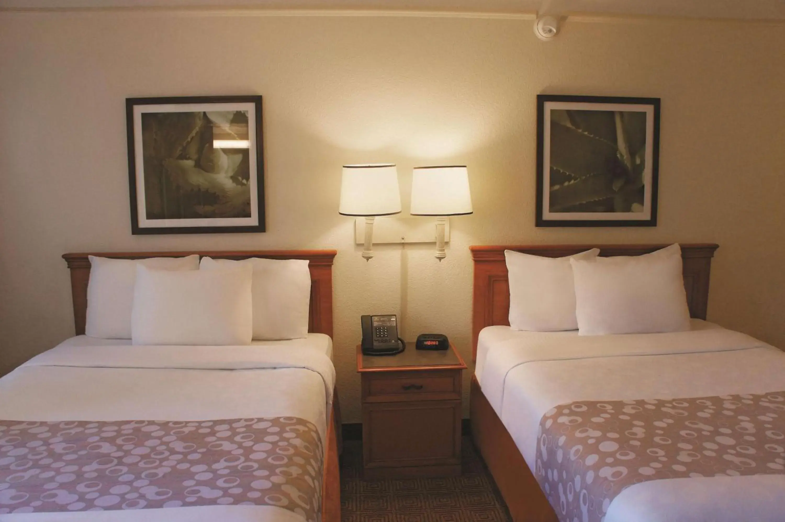 Double Room with Two Double Beds and Bath Tub - Mobility/Hearing Accessible - Non-Smoking in Baymont by Wyndham Houston La Porte Double Room with Two Double Beds and Bath Tub - Mobility/Hearing Accessible - Non-Smoking in Baymont by Wyndham Houston La Porte