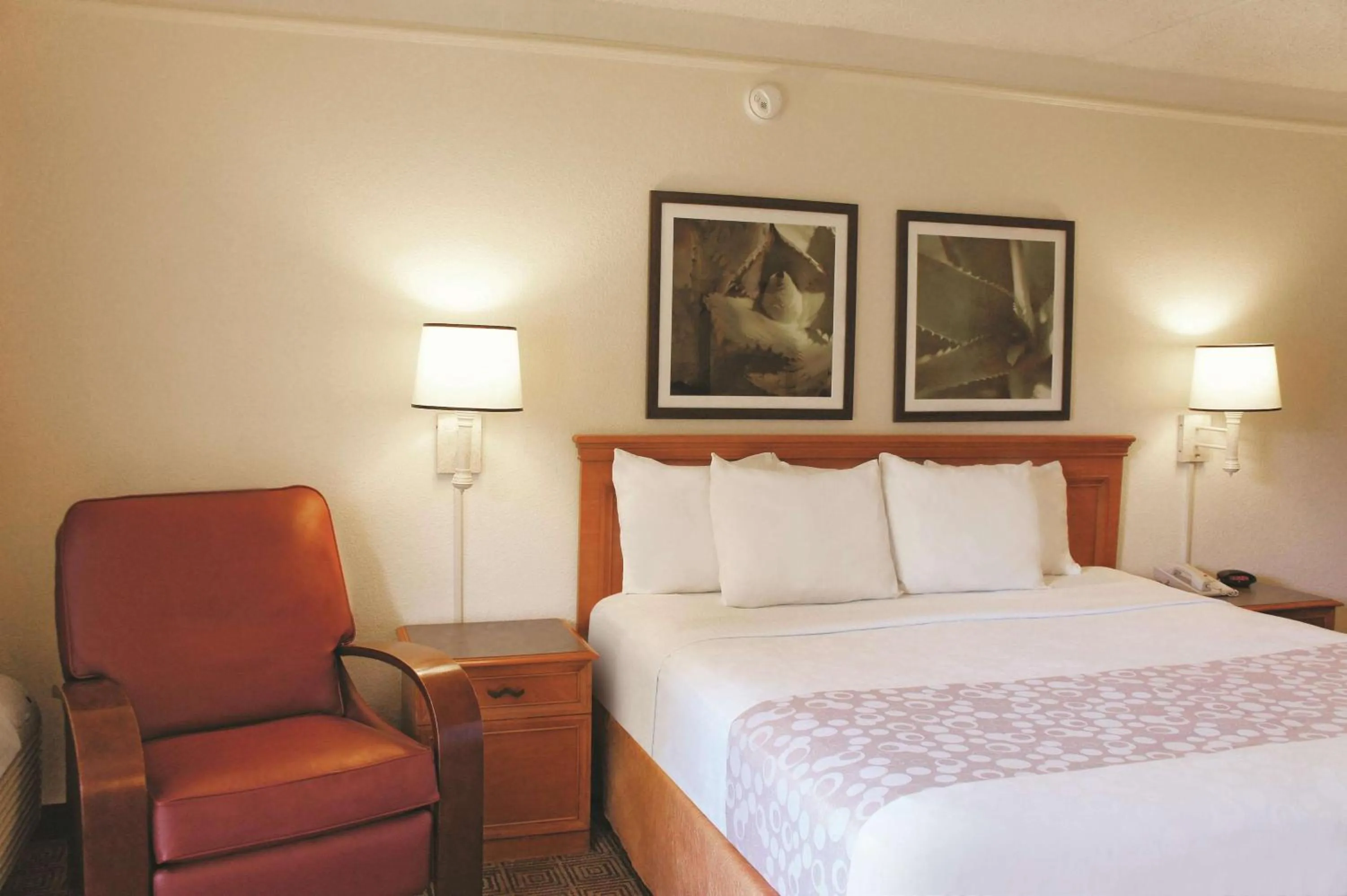 Photo of the whole room, Bed in Baymont by Wyndham Houston La Porte