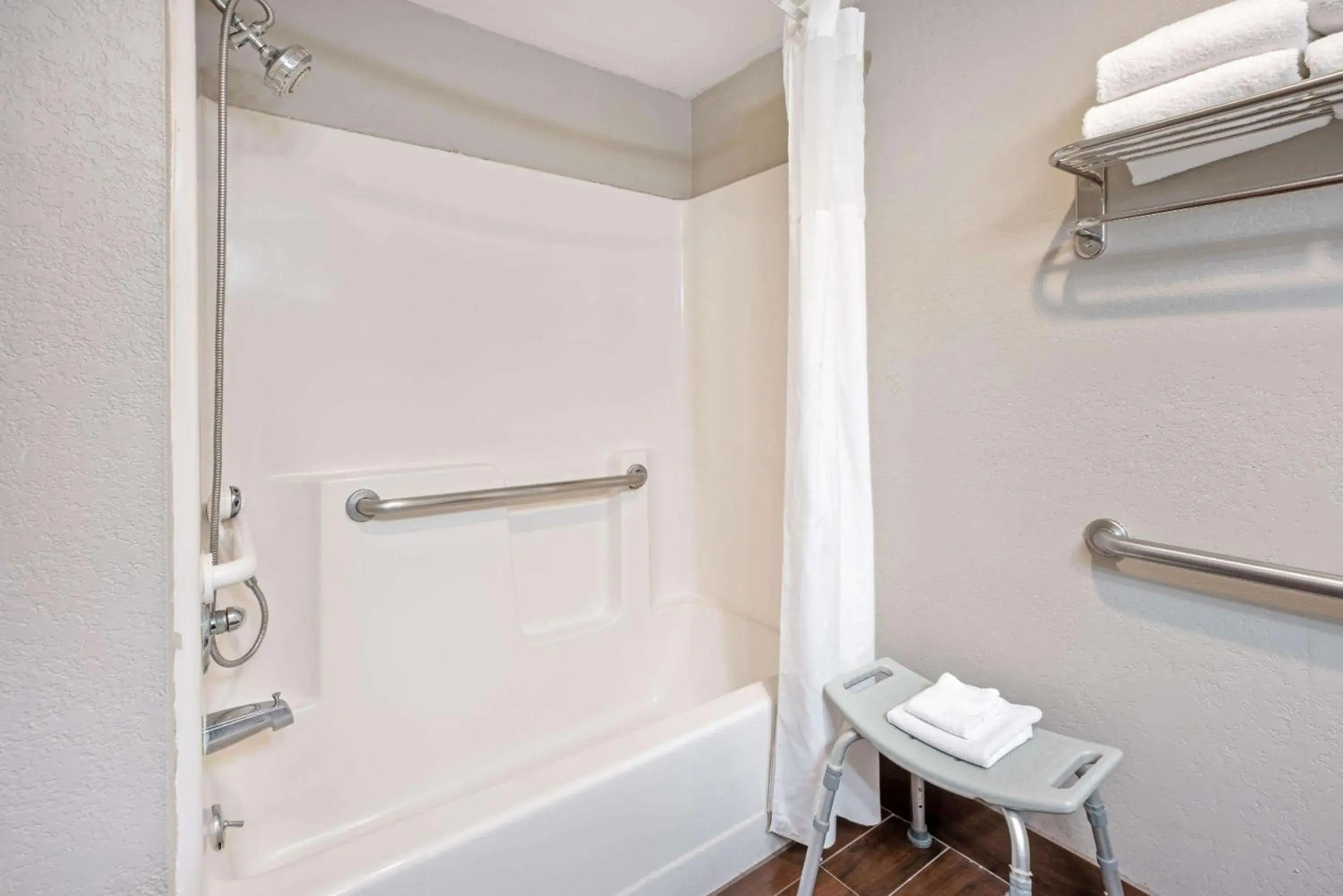 Bathroom in La Quinta Inn by Wyndham Caldwell Bathroom in La Quinta Inn by Wyndham Caldwell