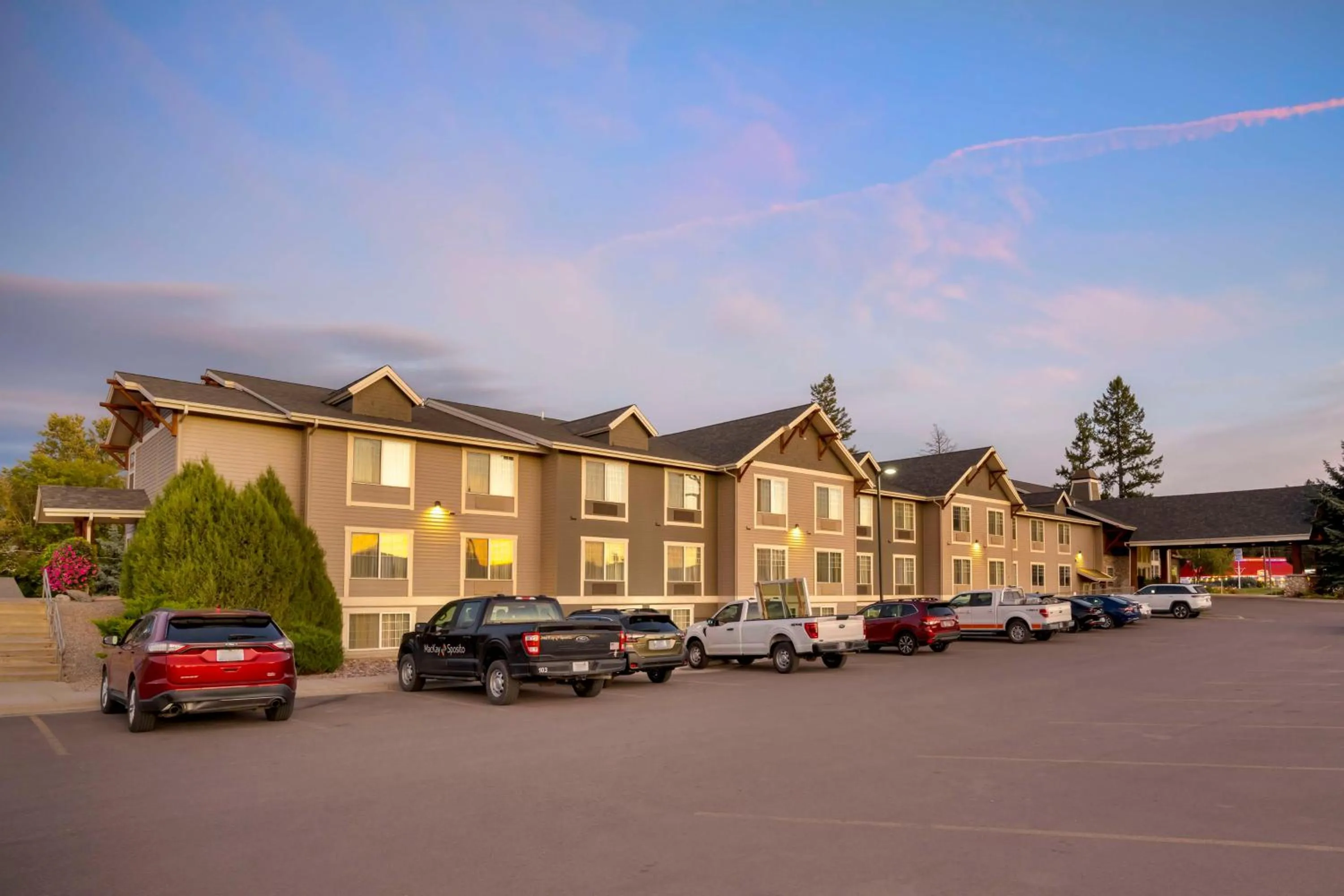 Property building in Best Western Plus Kalispell/Glacier Park West Hotel & Suites