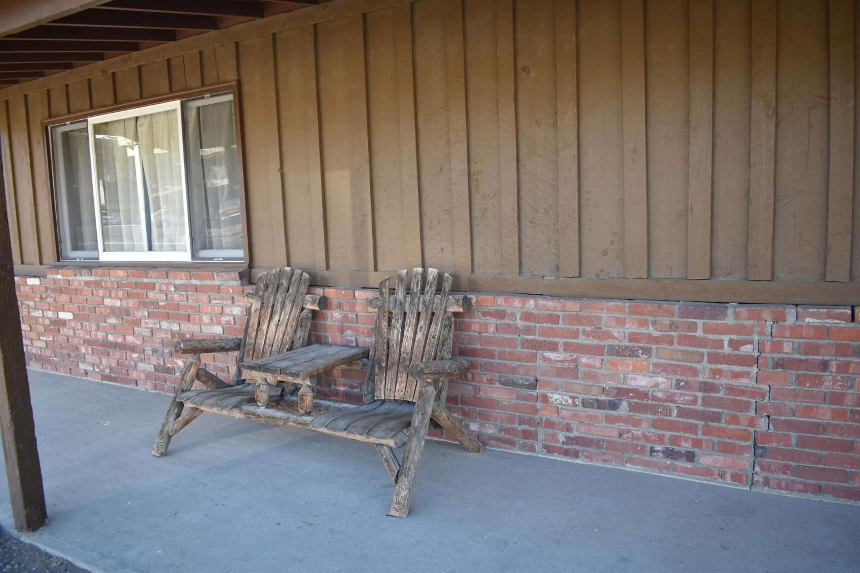 Seating area in Big Bear Motel