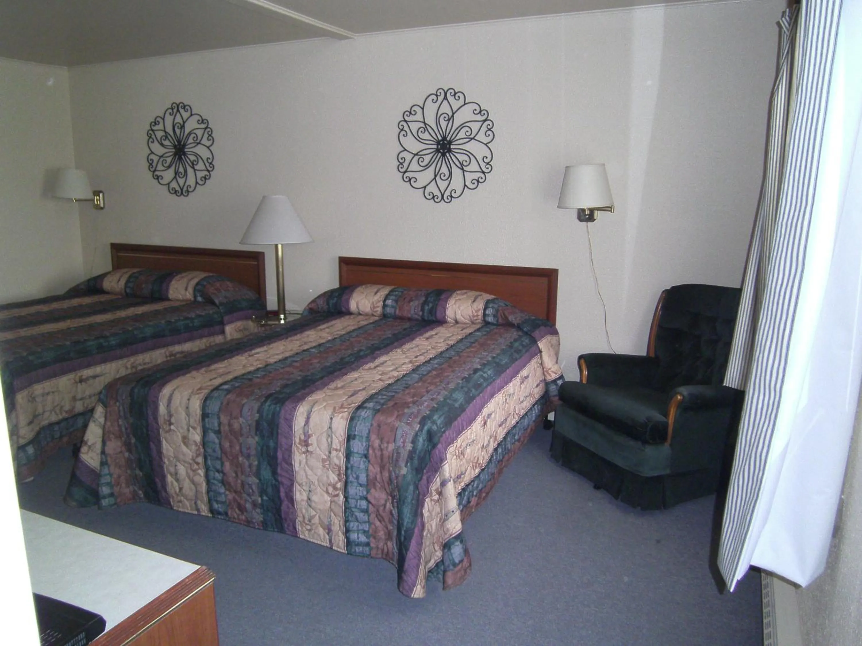 Bed in The Willows Motel