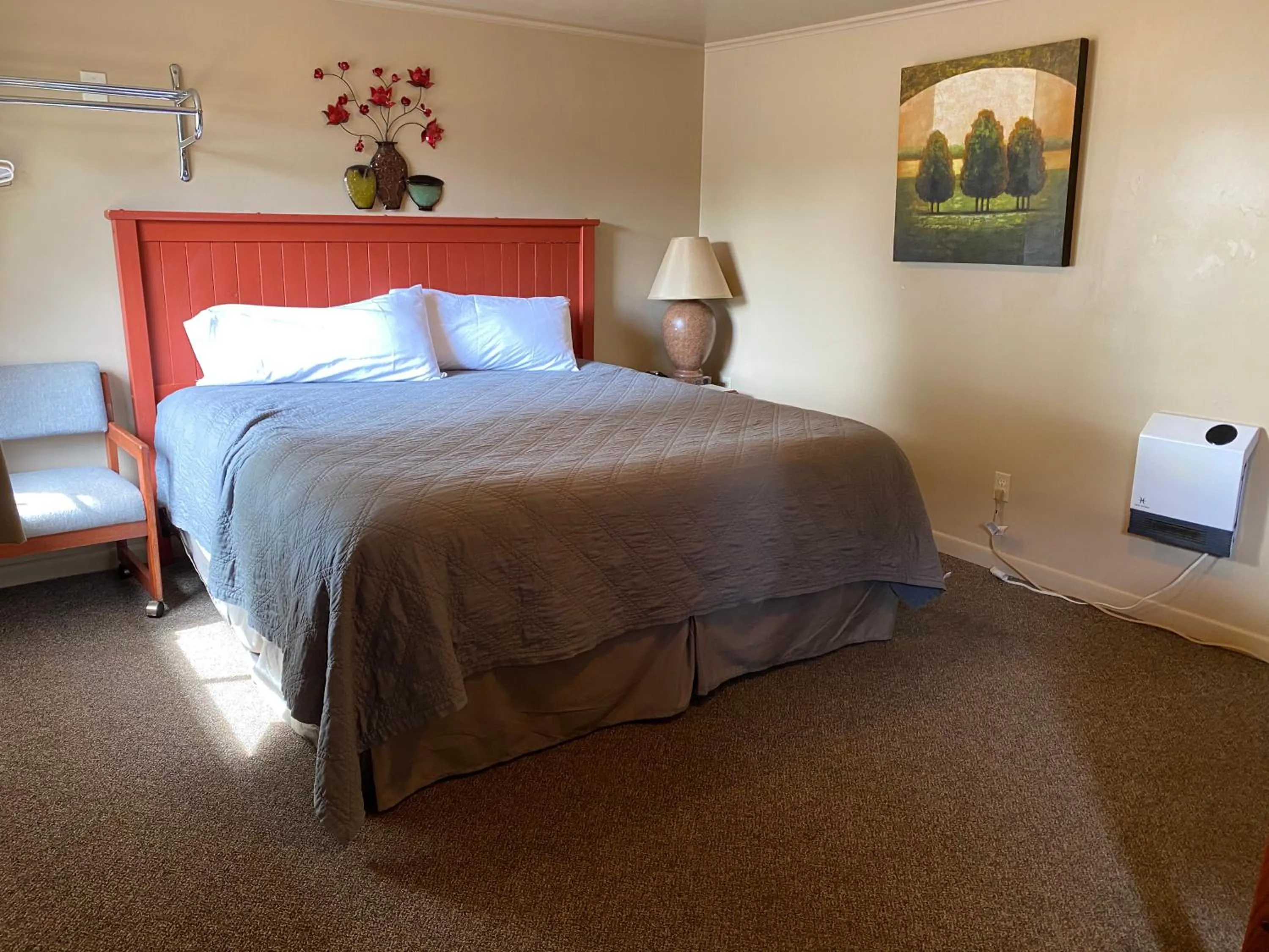 Bed in The Willows Motel
