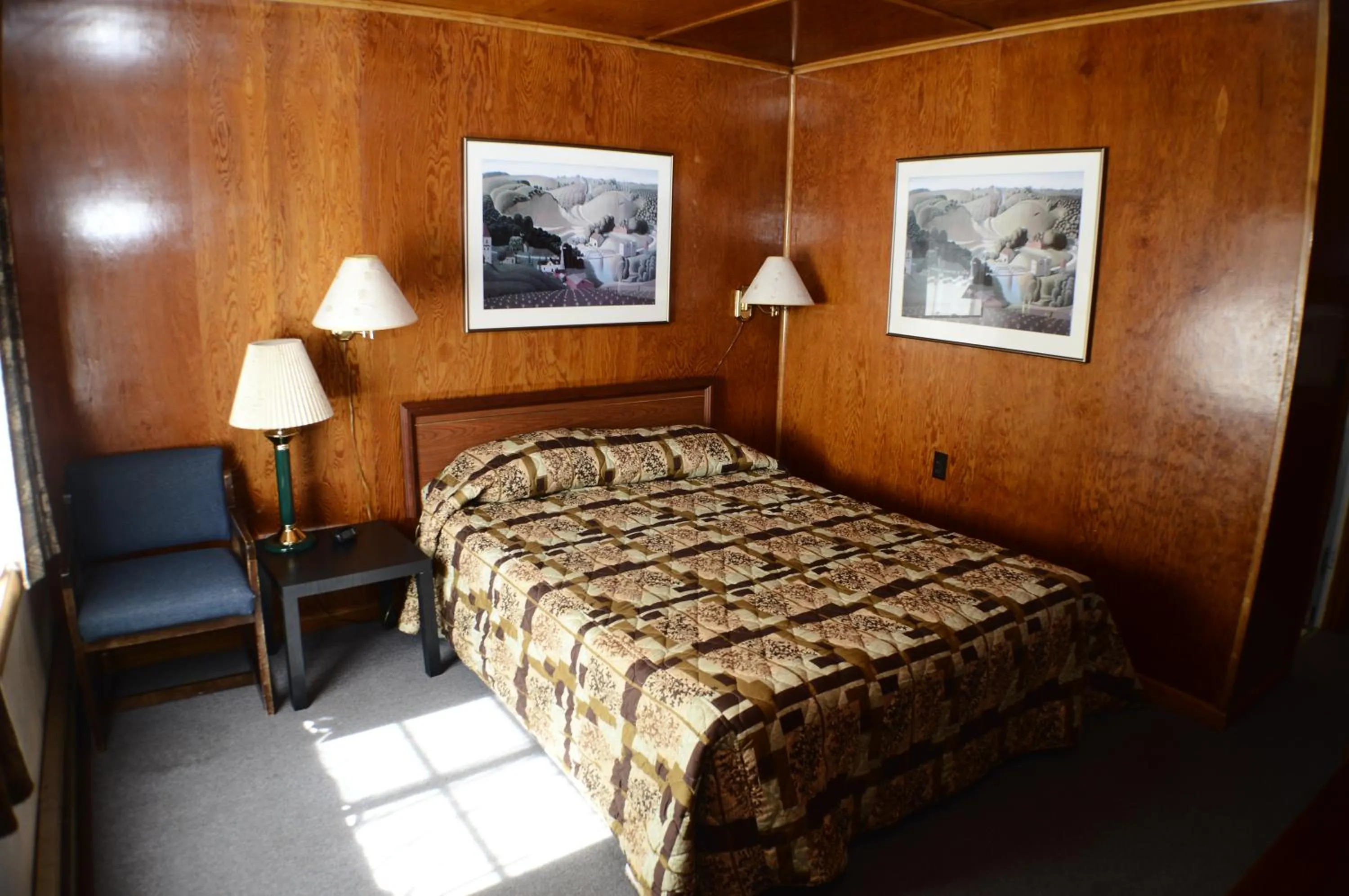 Bed in The Willows Motel