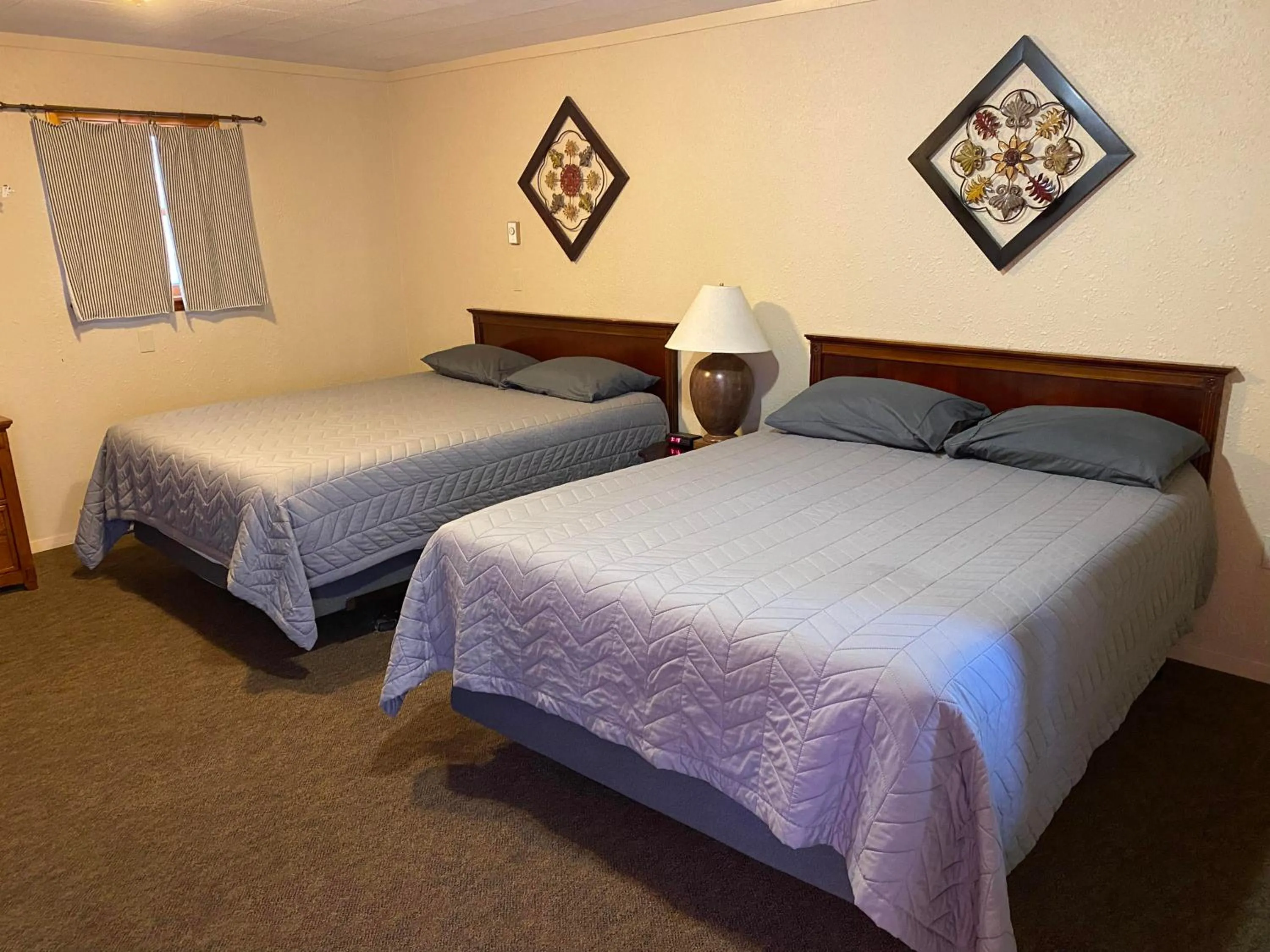 Bed in The Willows Motel
