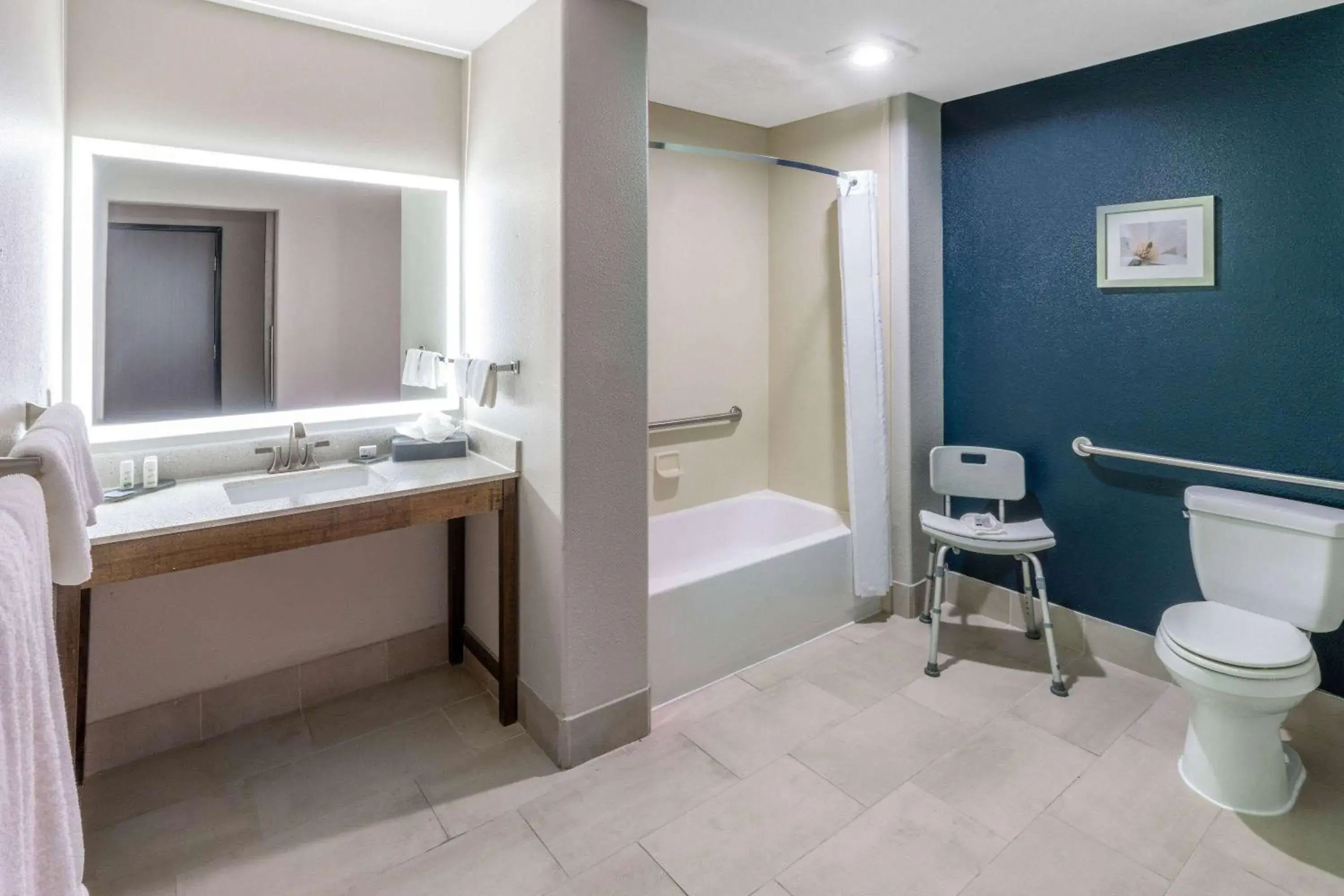 Bathroom in La Quinta by Wyndham Santa Rosa Bathroom in La Quinta by Wyndham Santa Rosa