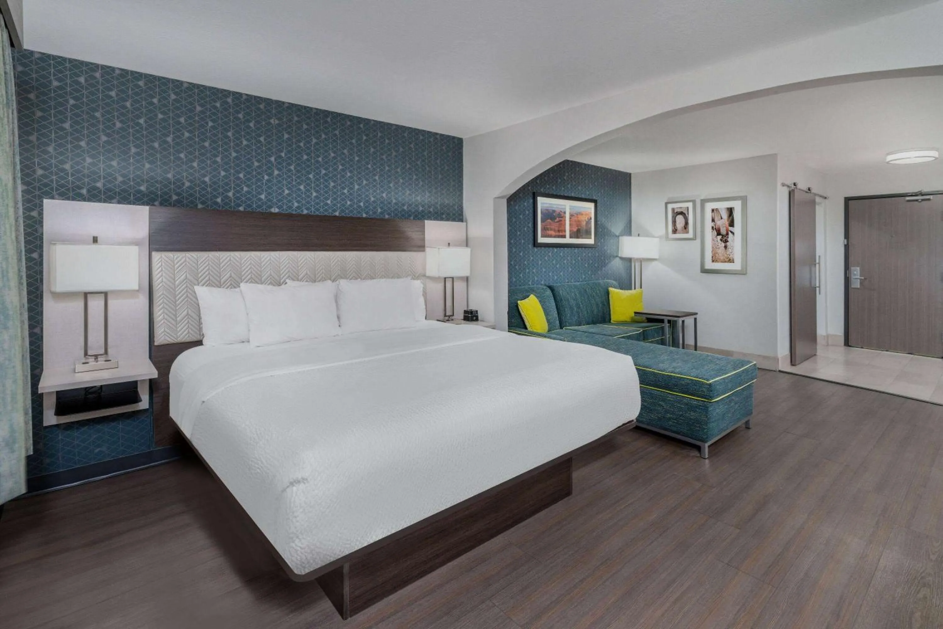 Photo of the whole room, Bed in La Quinta by Wyndham Santa Rosa