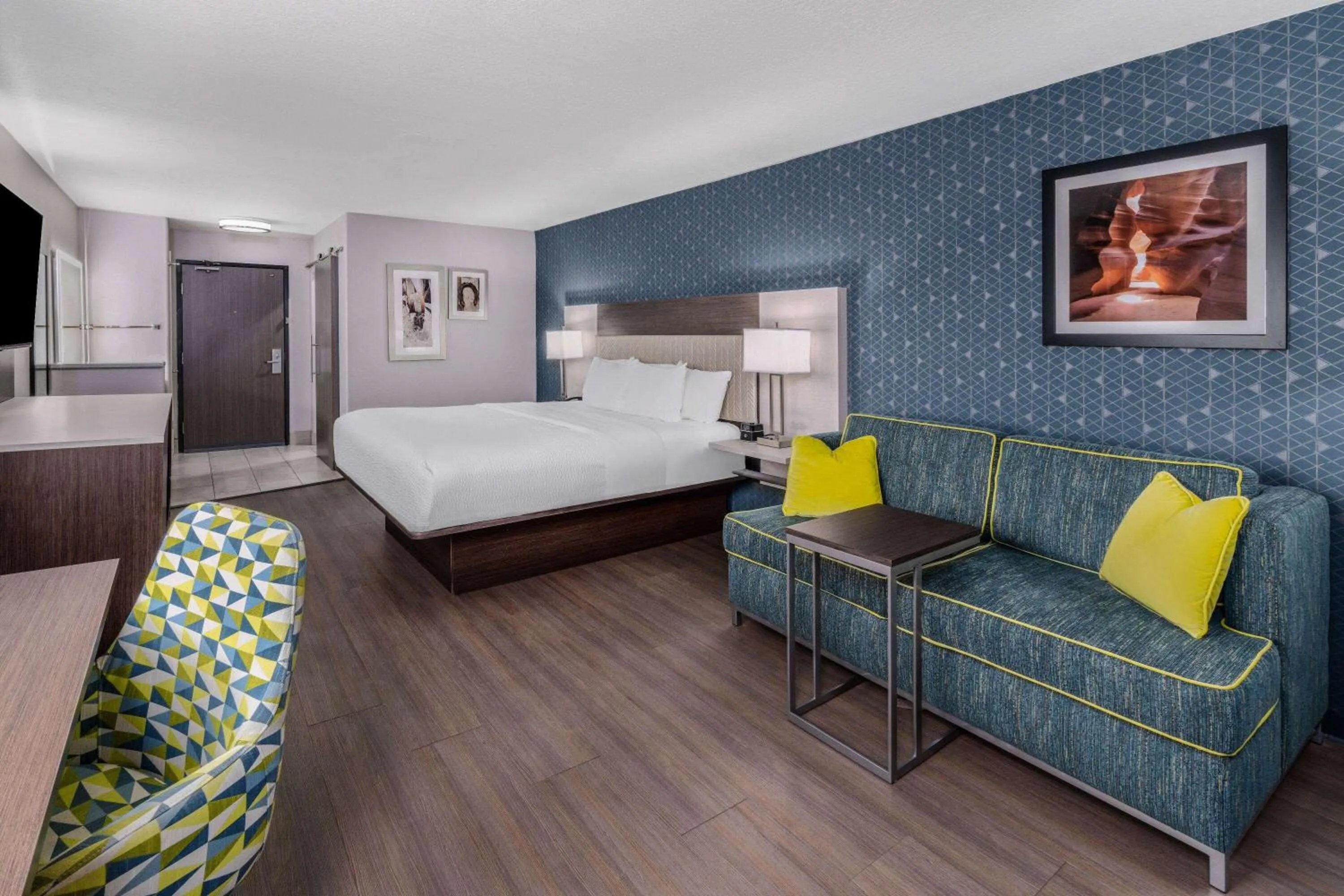 Photo of the whole room, Bed in La Quinta by Wyndham Santa Rosa