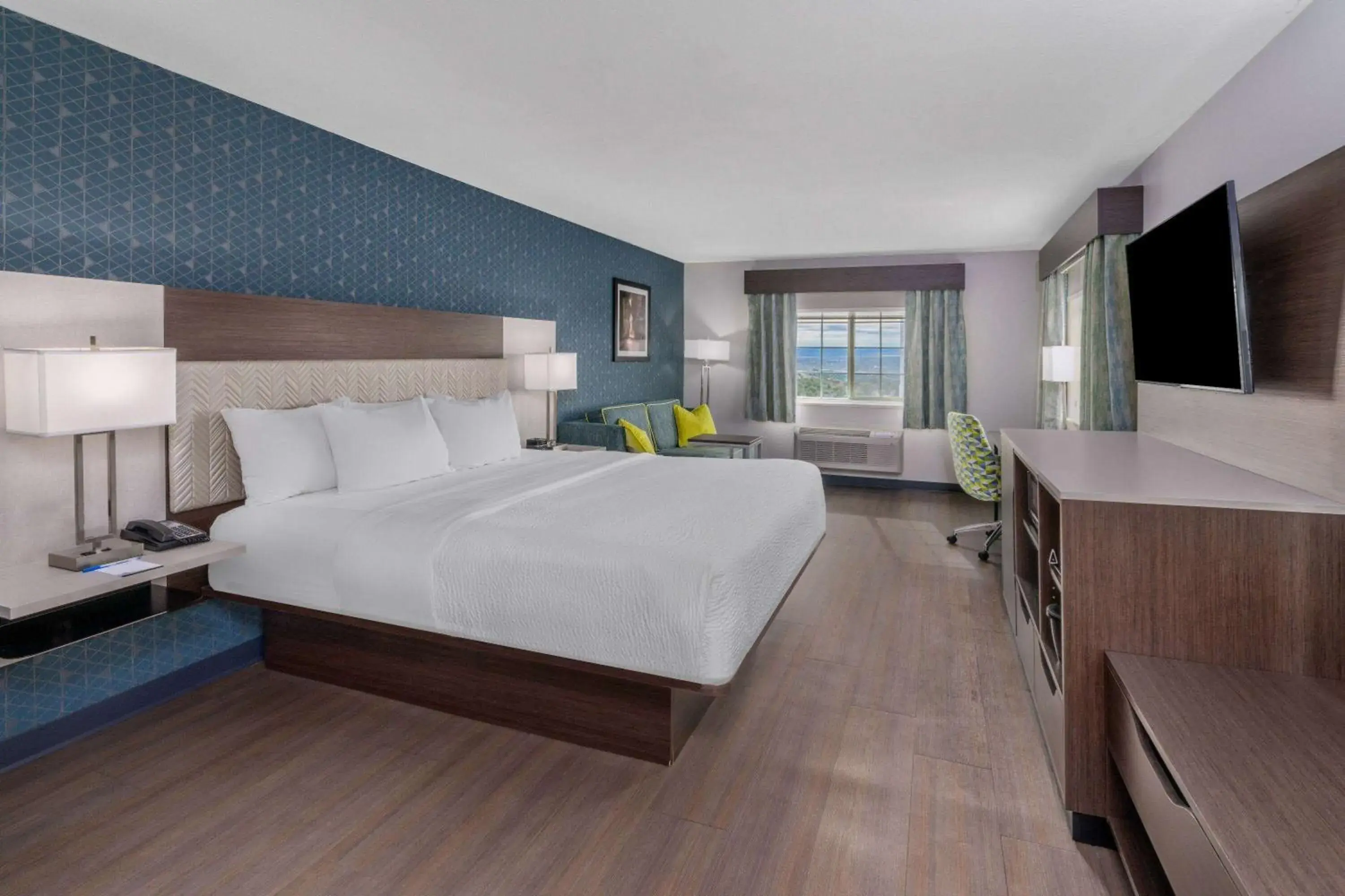 Photo of the whole room, Bed in La Quinta by Wyndham Santa Rosa Photo of the whole room, Bed in La Quinta by Wyndham Santa Rosa