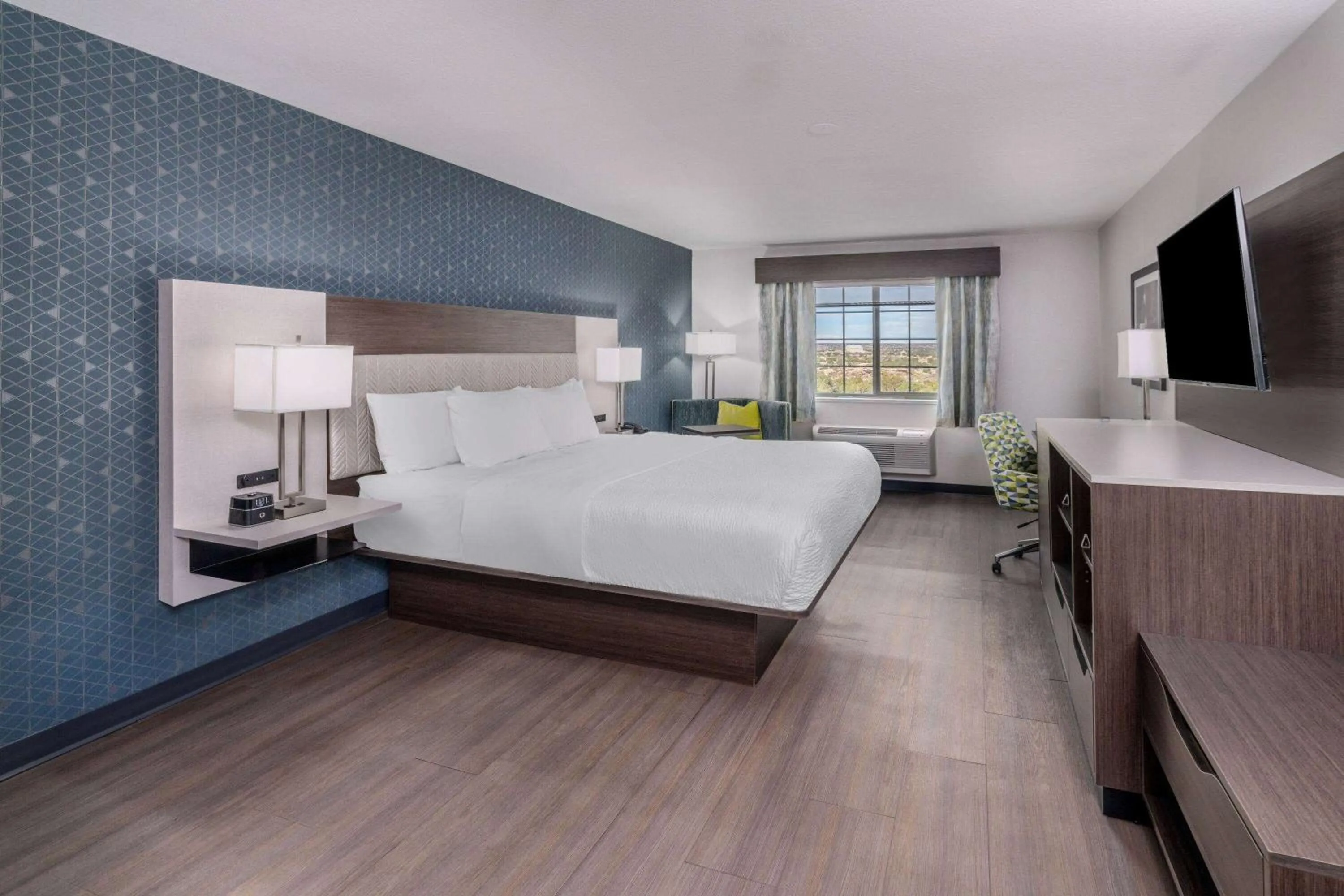 Photo of the whole room, Bed in La Quinta by Wyndham Santa Rosa