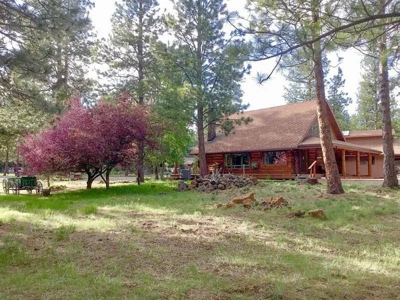 Property building in Sisters Dream Inn