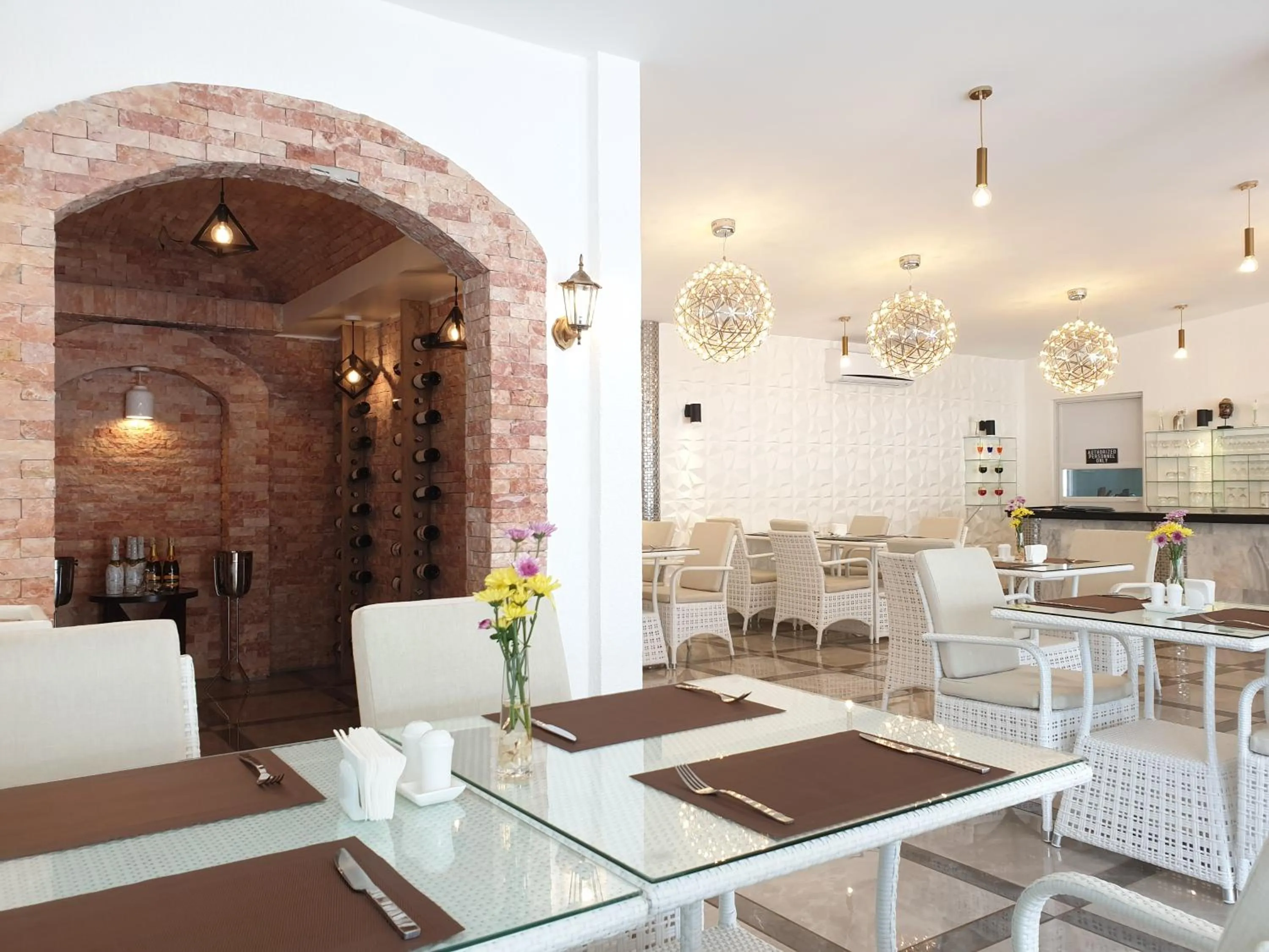 Restaurant/places to eat in Marina Point Bay Resort