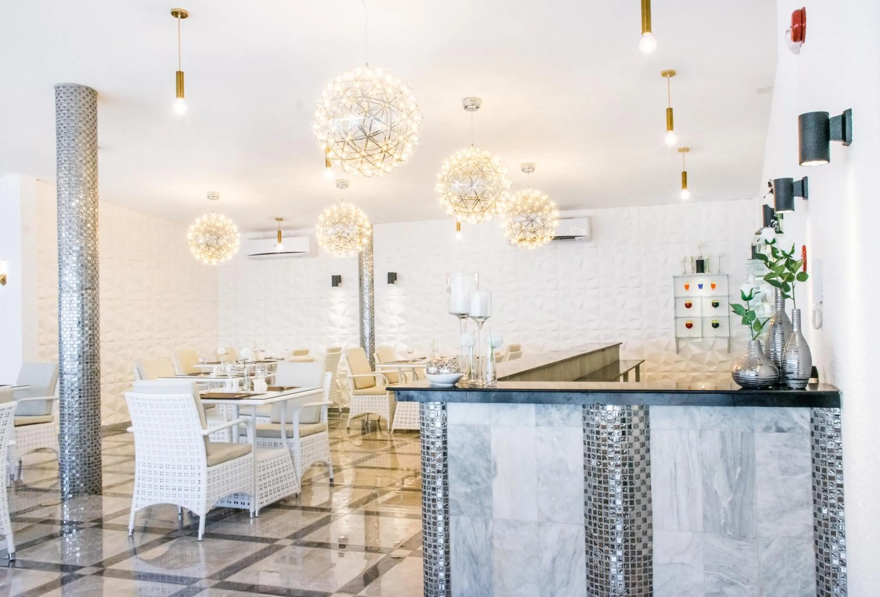 Restaurant/places to eat in Marina Point Bay Resort