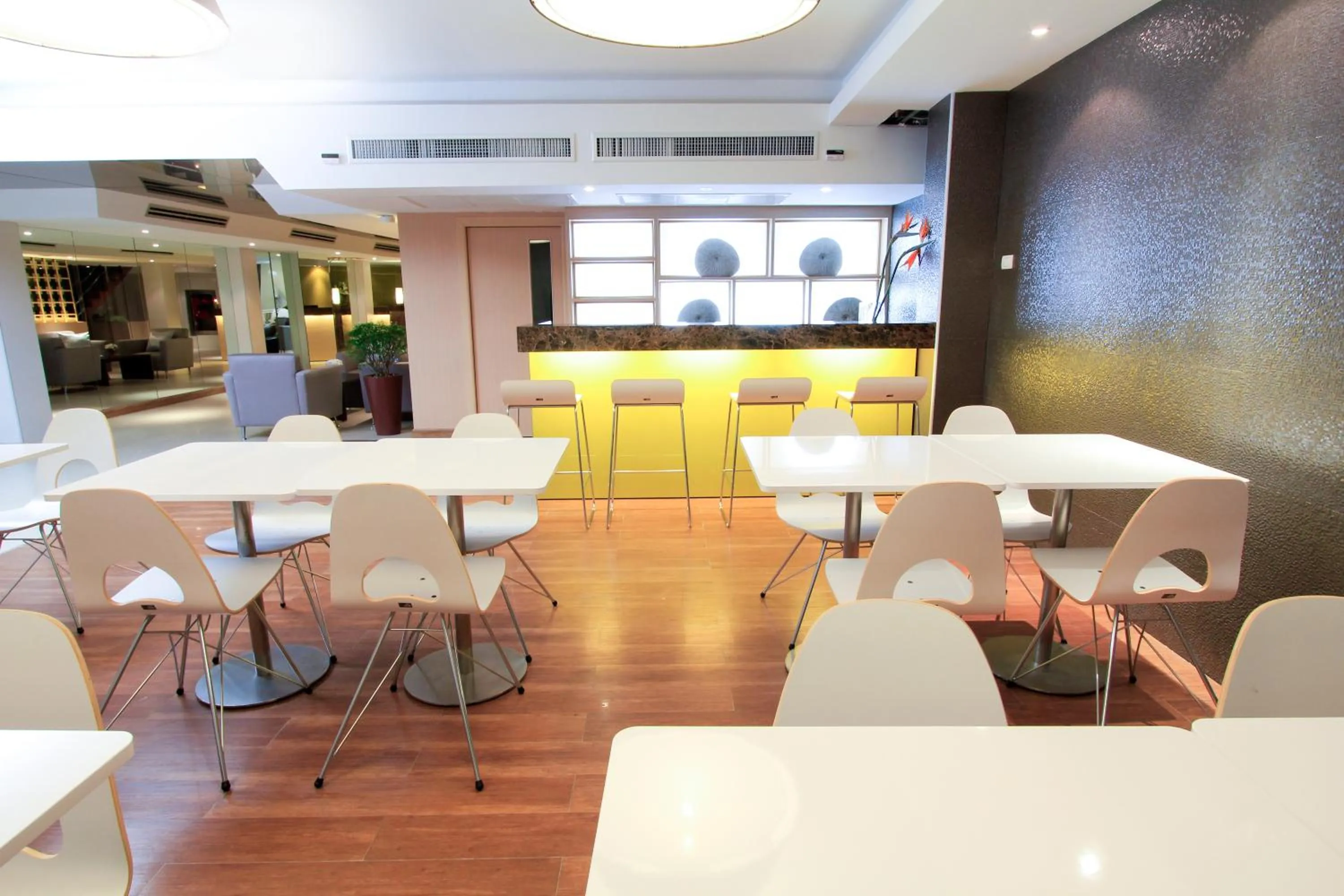 Restaurant/Places to Eat in Petals Inn