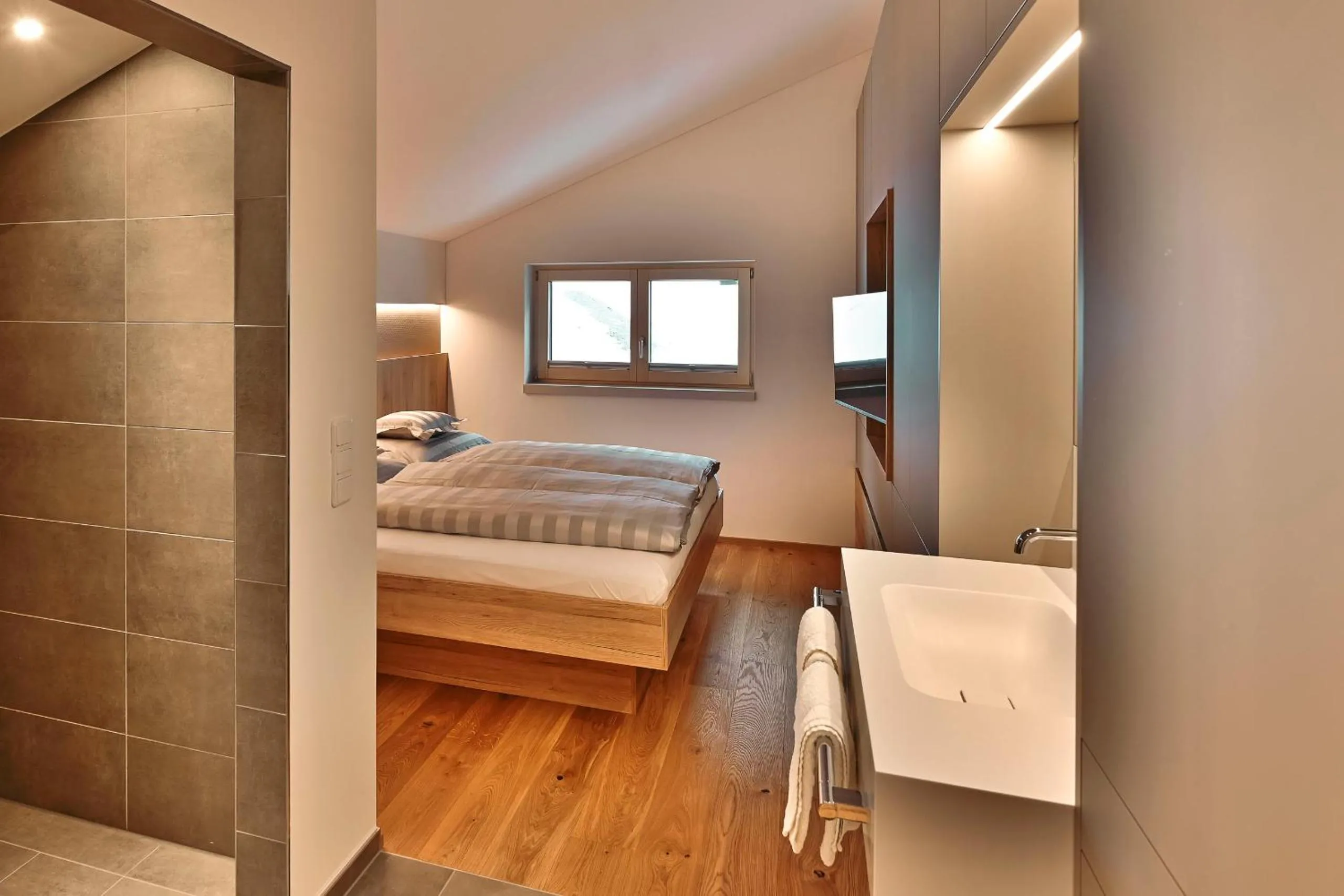 Shower, Bed in Appartements Täli