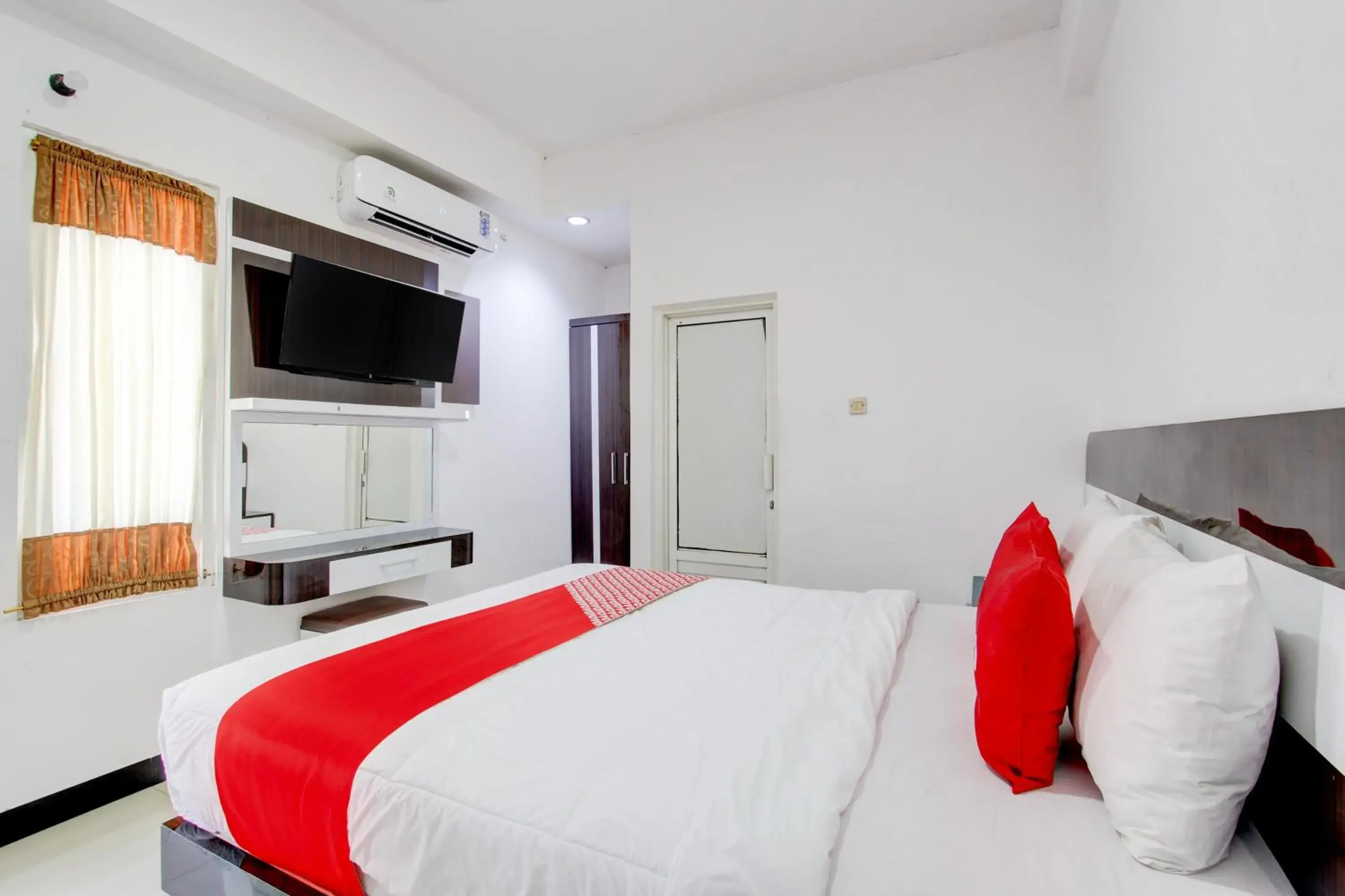 Bedroom, Bed in Hotel O Pondok Helomi Bedroom, Bed in Hotel O Pondok Helomi