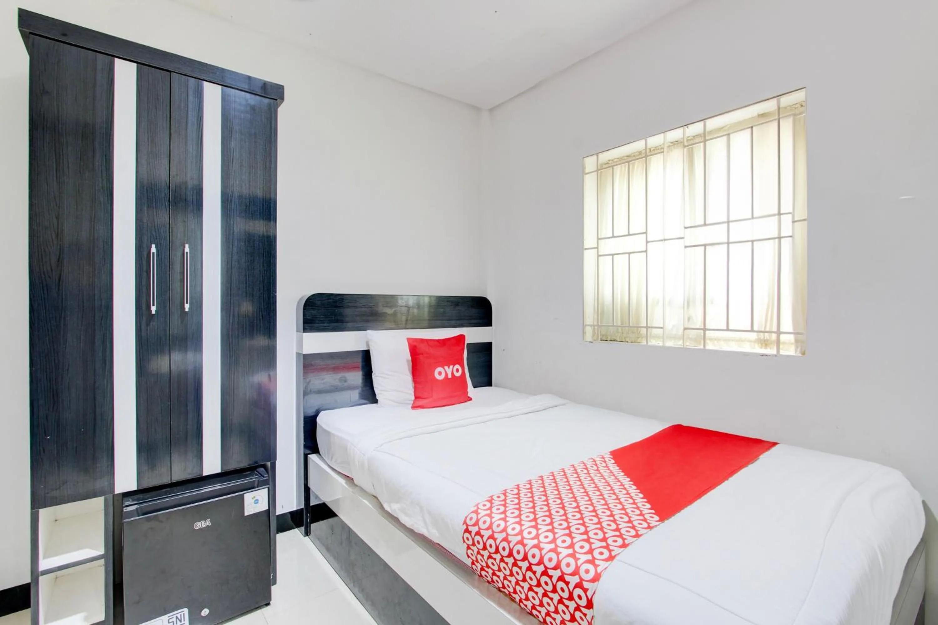 Bedroom, Bed in Hotel O Pondok Helomi