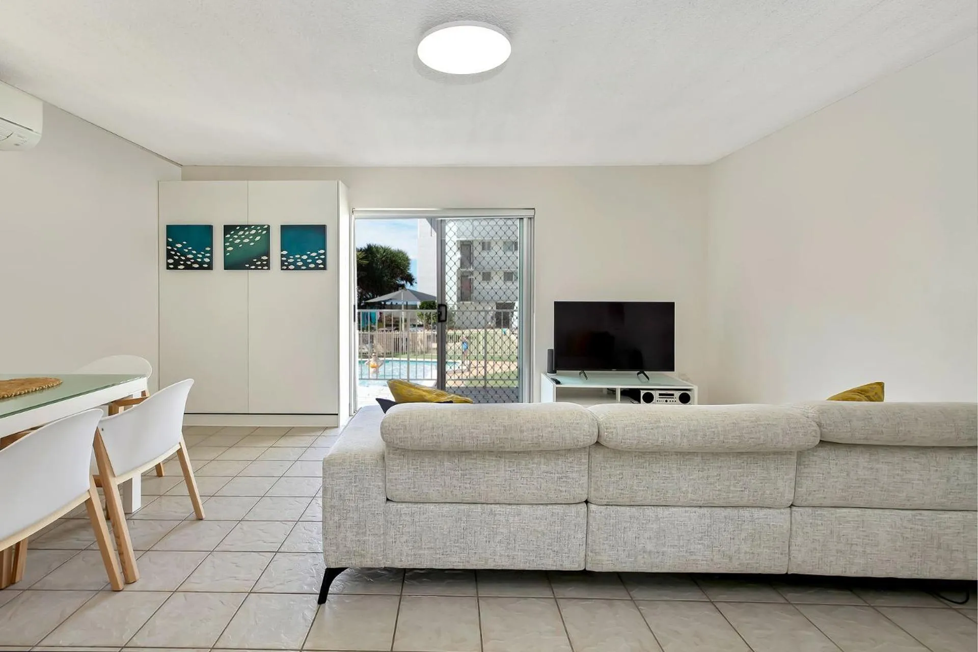 Beachcomber Unit 4 7 Dingle Ave
