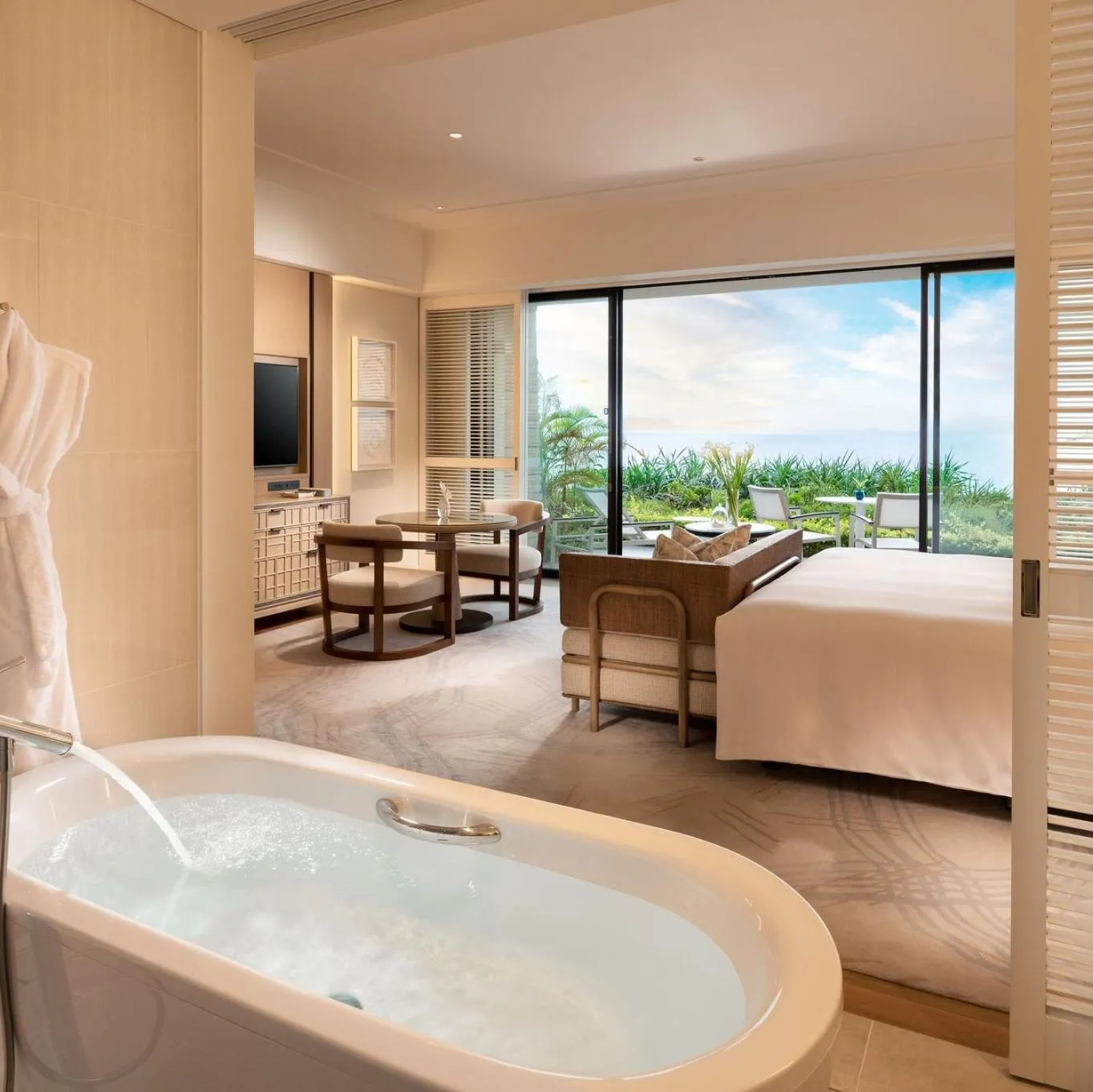 Bathroom, Bed in Halekulani Okinawa