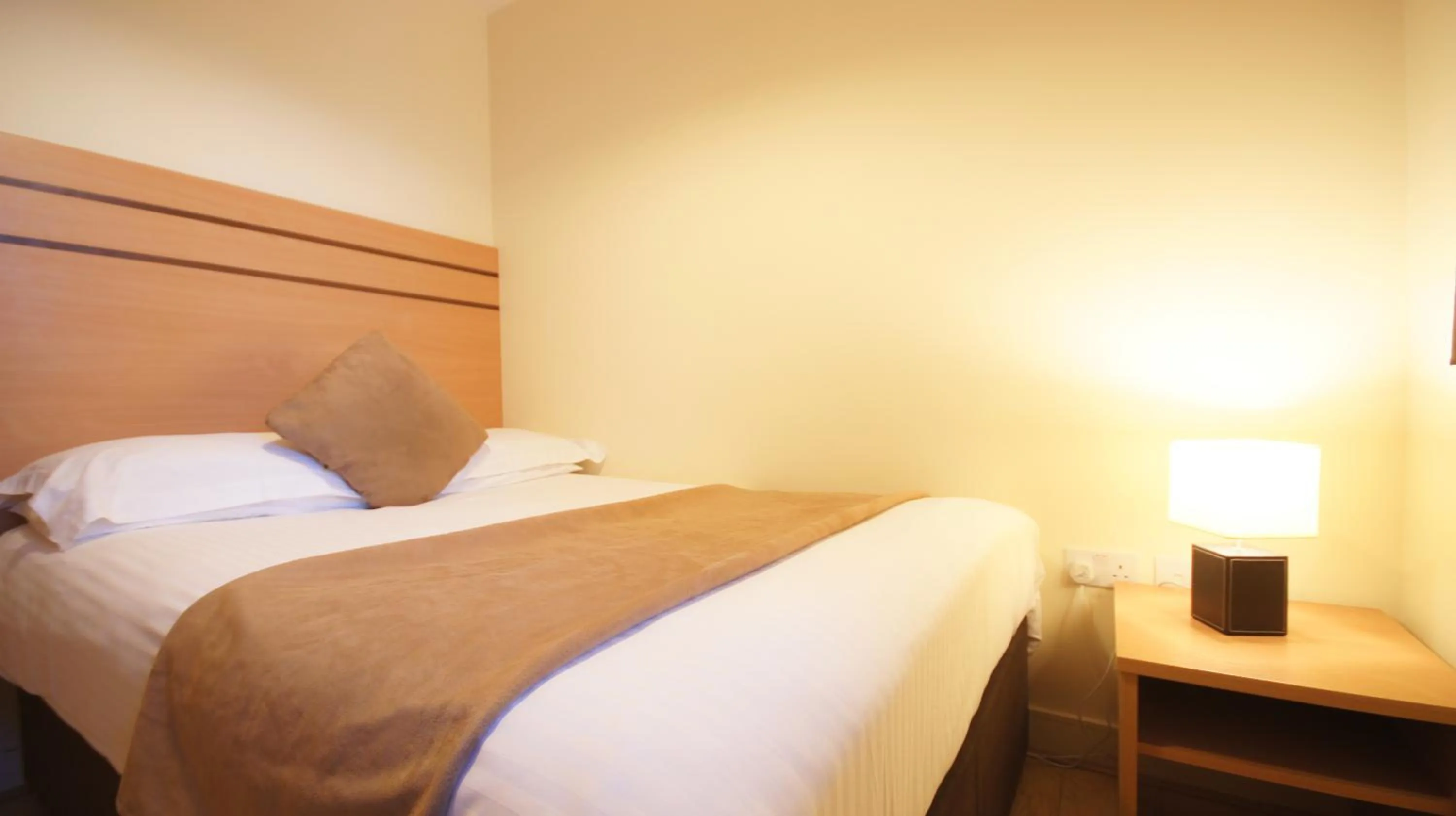 Bedroom, Bed in Crompton Court Apartments