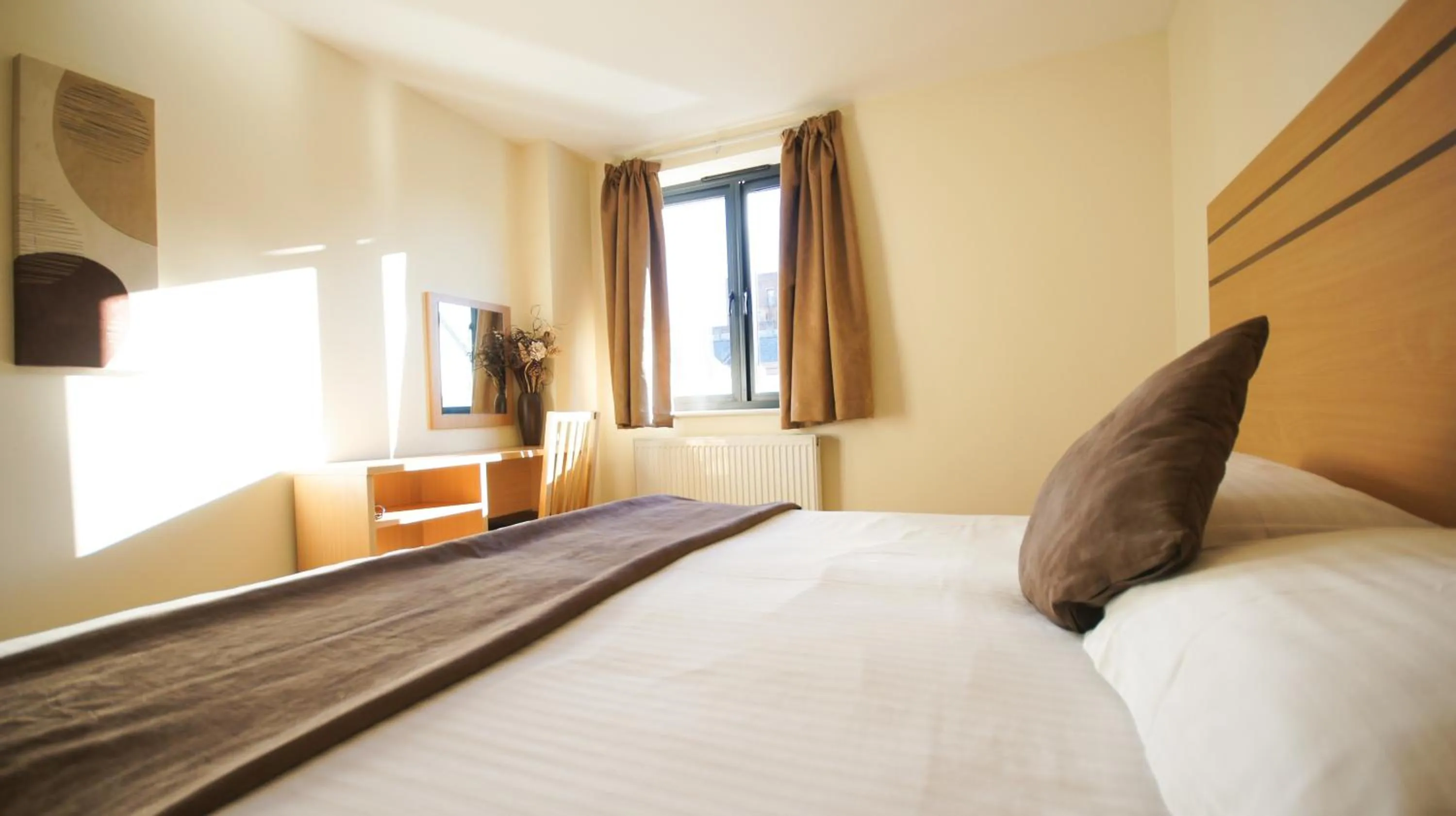 Bedroom, Bed in Crompton Court Apartments