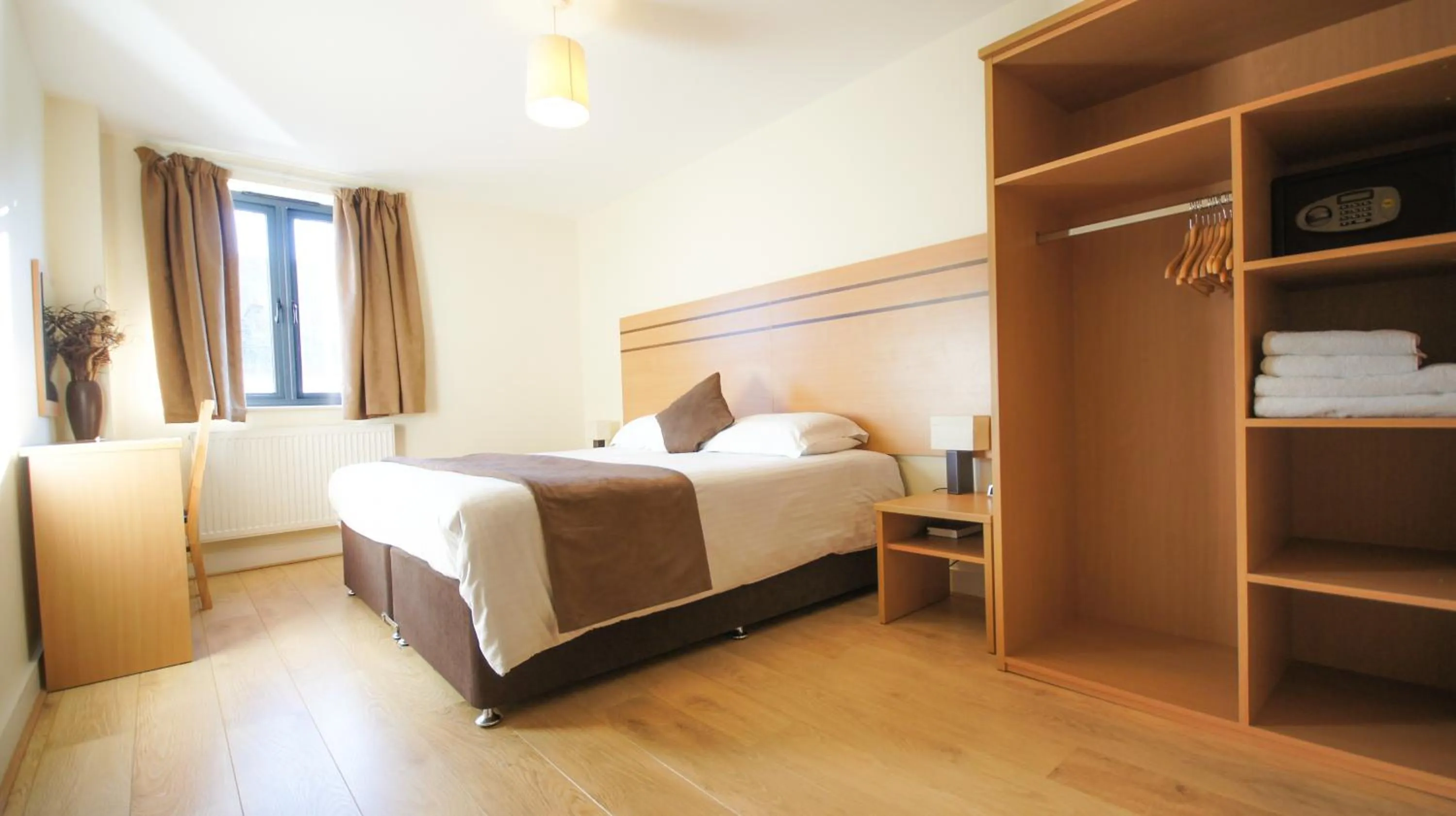 Bedroom, Bed in Crompton Court Apartments