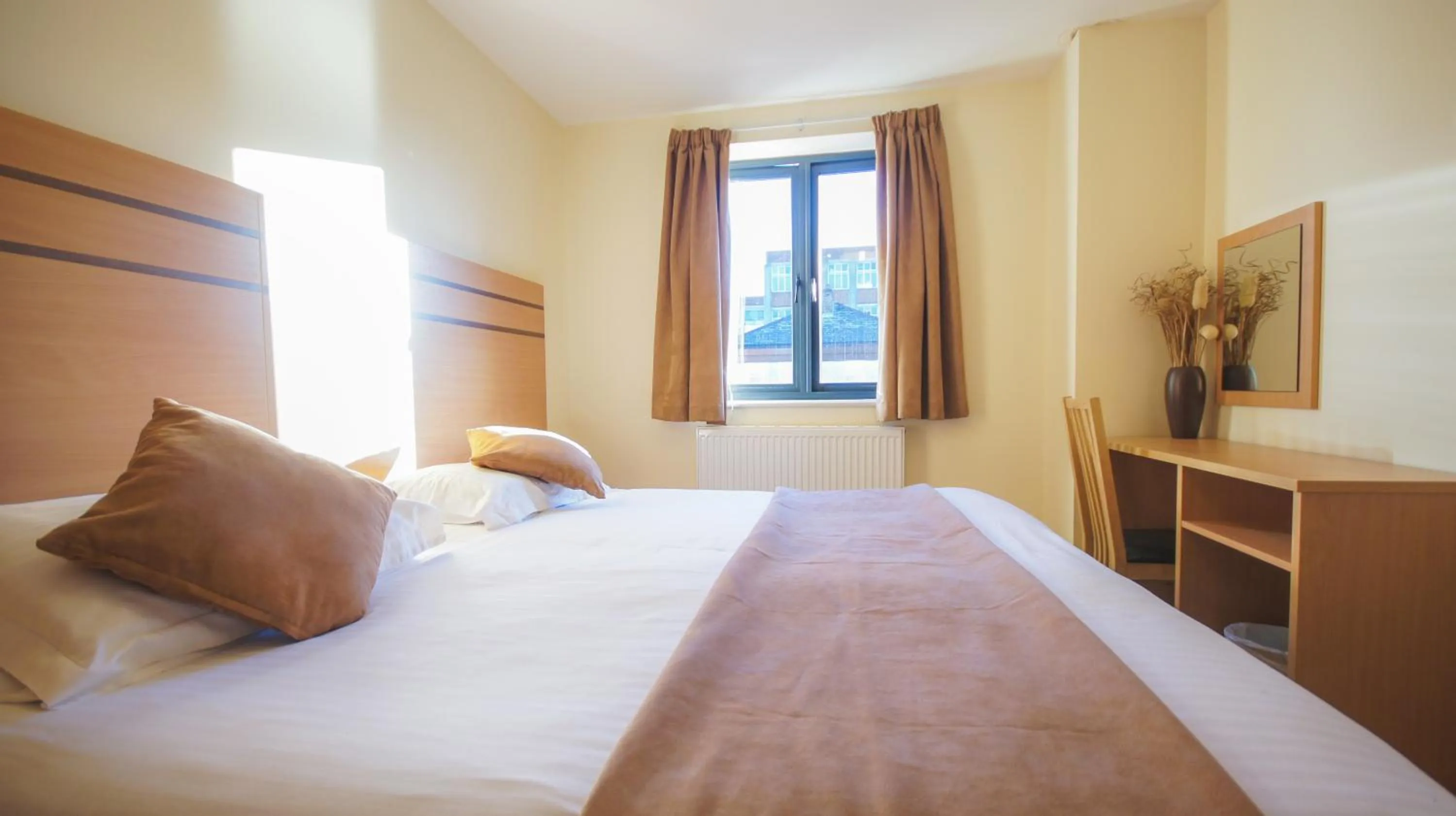 Bedroom, Bed in Crompton Court Apartments