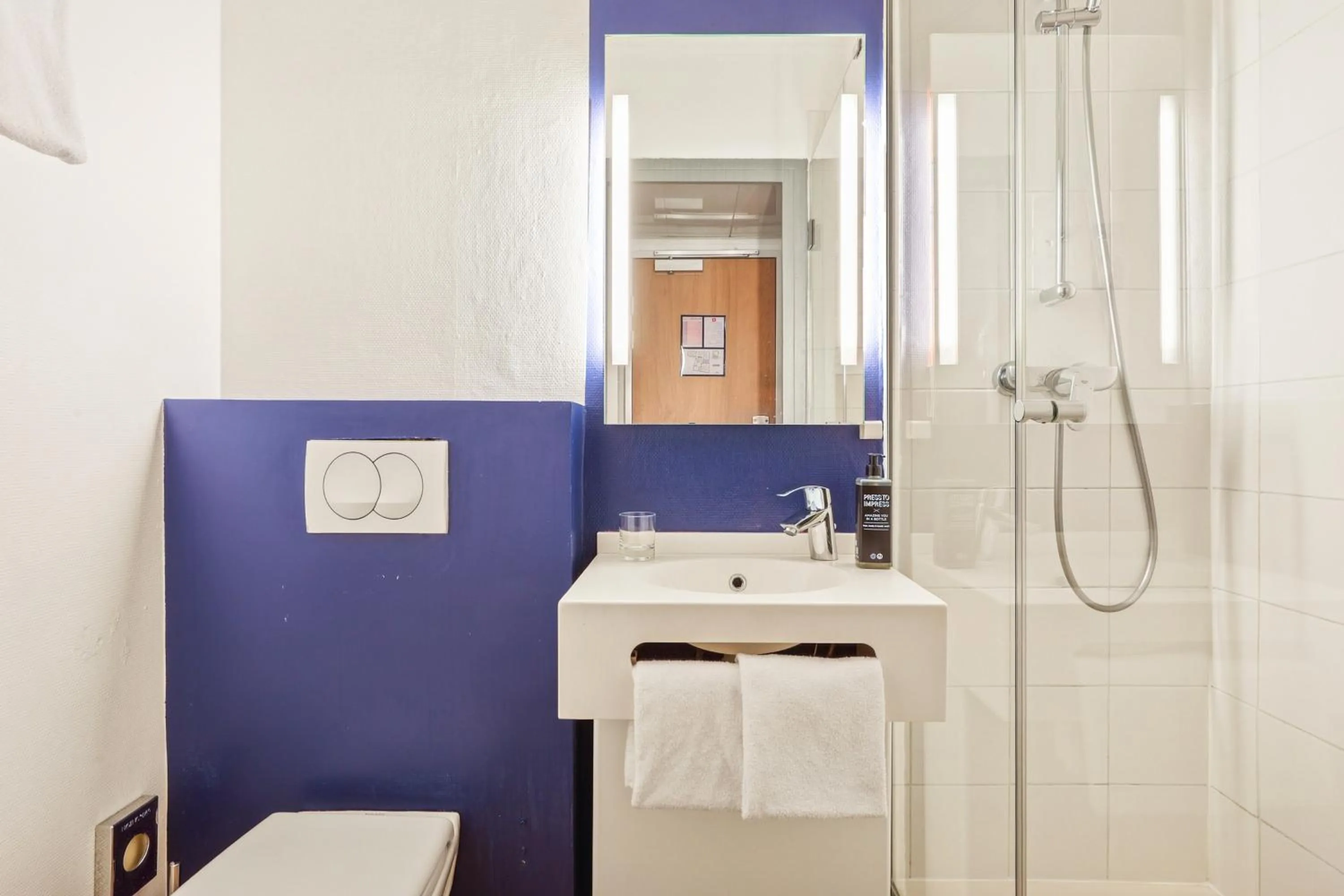 Shower in ibis Styles Paris République Le Marais