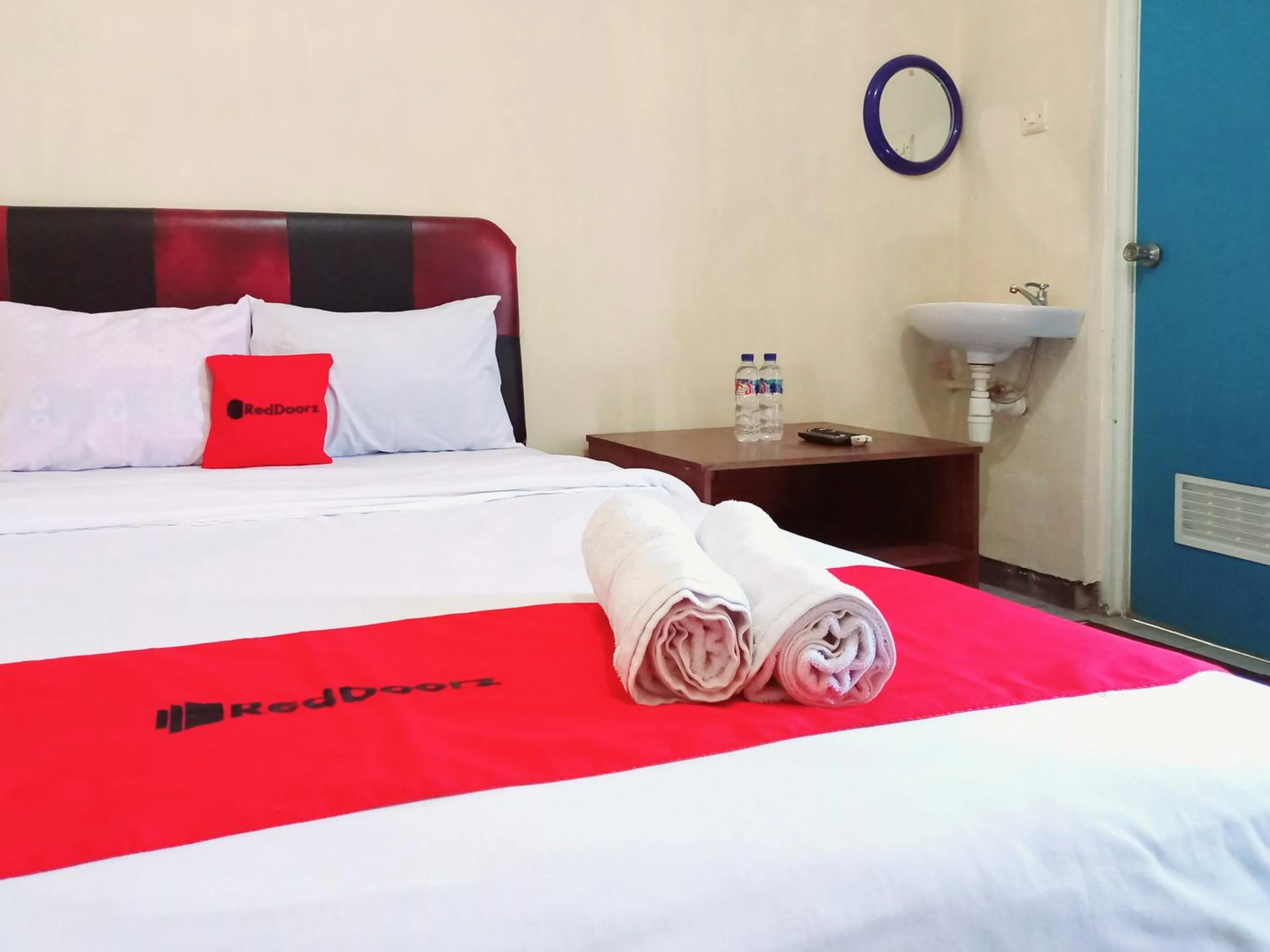 Bedroom, Bed in RedDoorz near BNS 3 Kota Wisata Batu