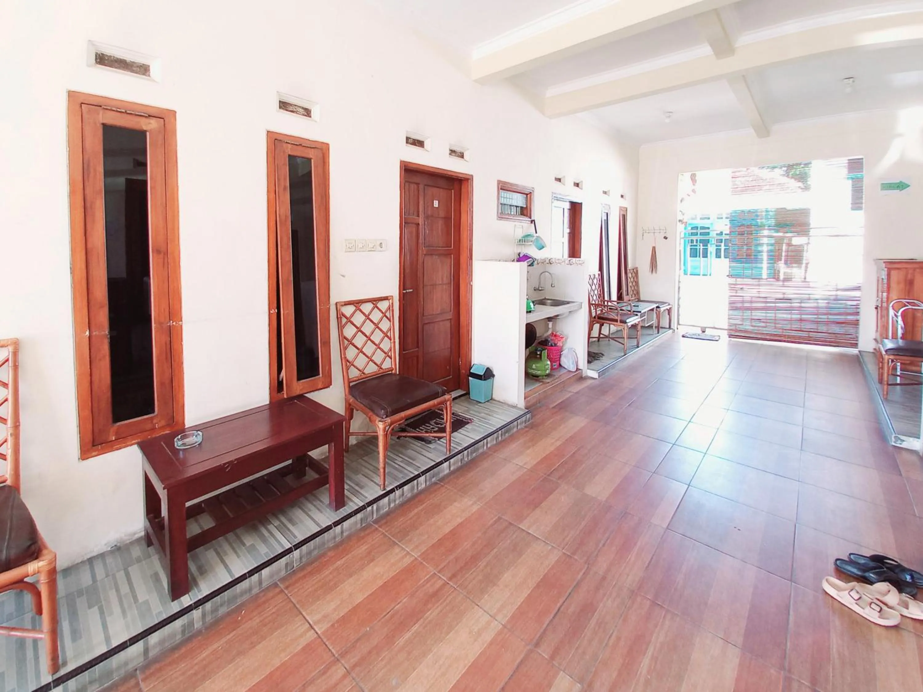 Seating area in RedDoorz near BNS 3 Kota Wisata Batu