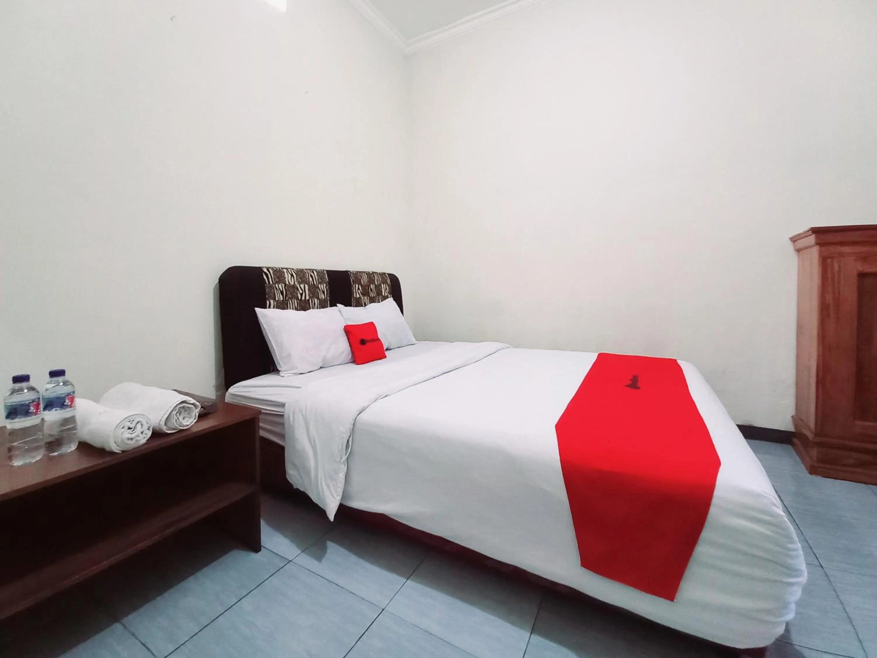 Bedroom, Bed in RedDoorz near BNS 3 Kota Wisata Batu