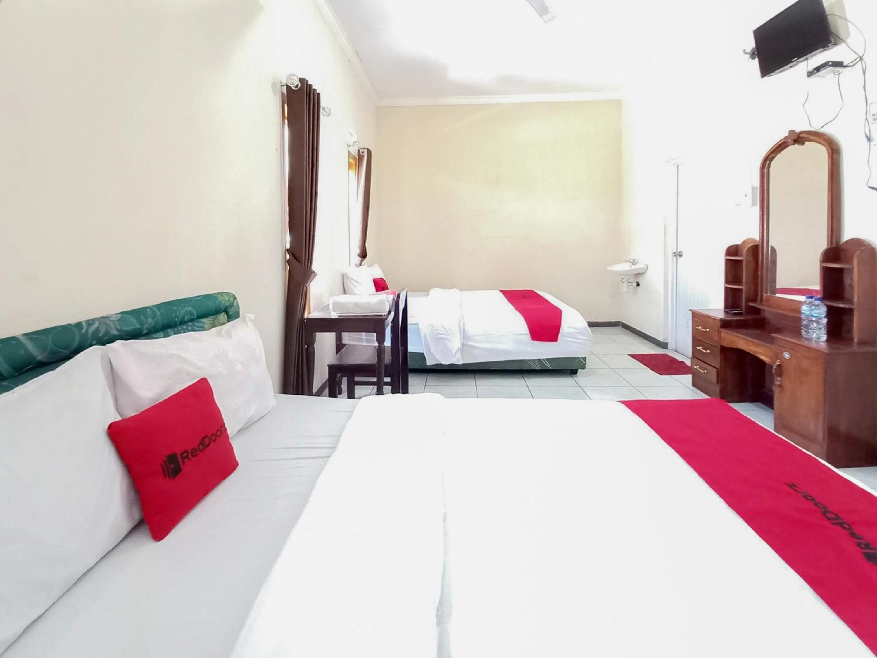 Bedroom, Bed in RedDoorz near BNS 3 Kota Wisata Batu