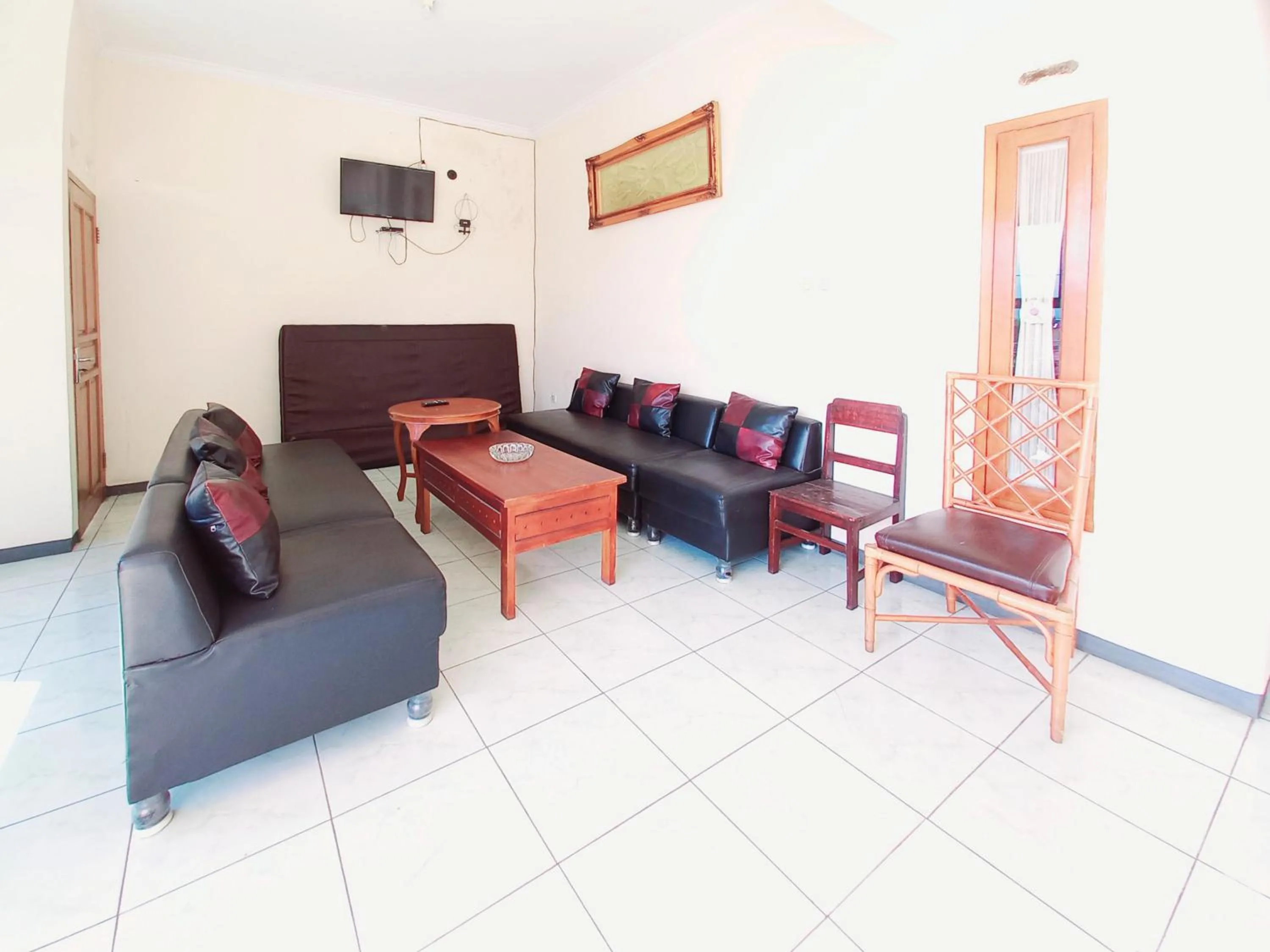 Seating area in RedDoorz near BNS 3 Kota Wisata Batu