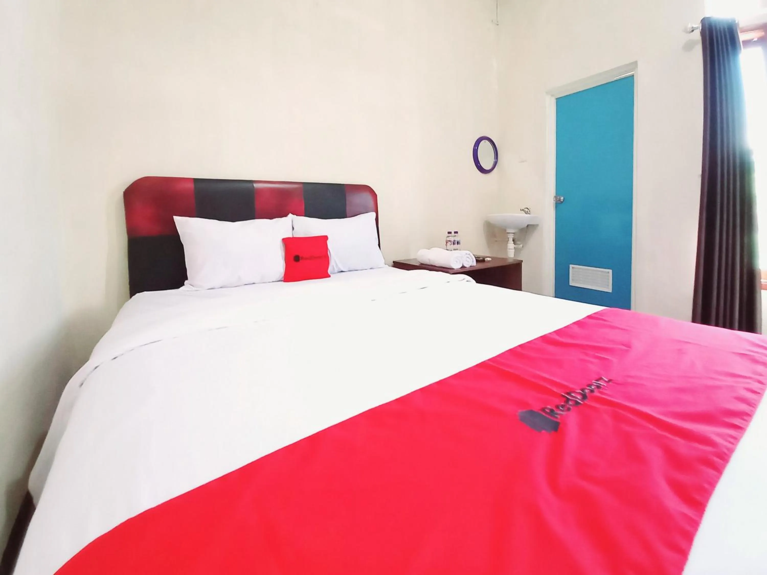 Bedroom, Bed in RedDoorz near BNS 3 Kota Wisata Batu