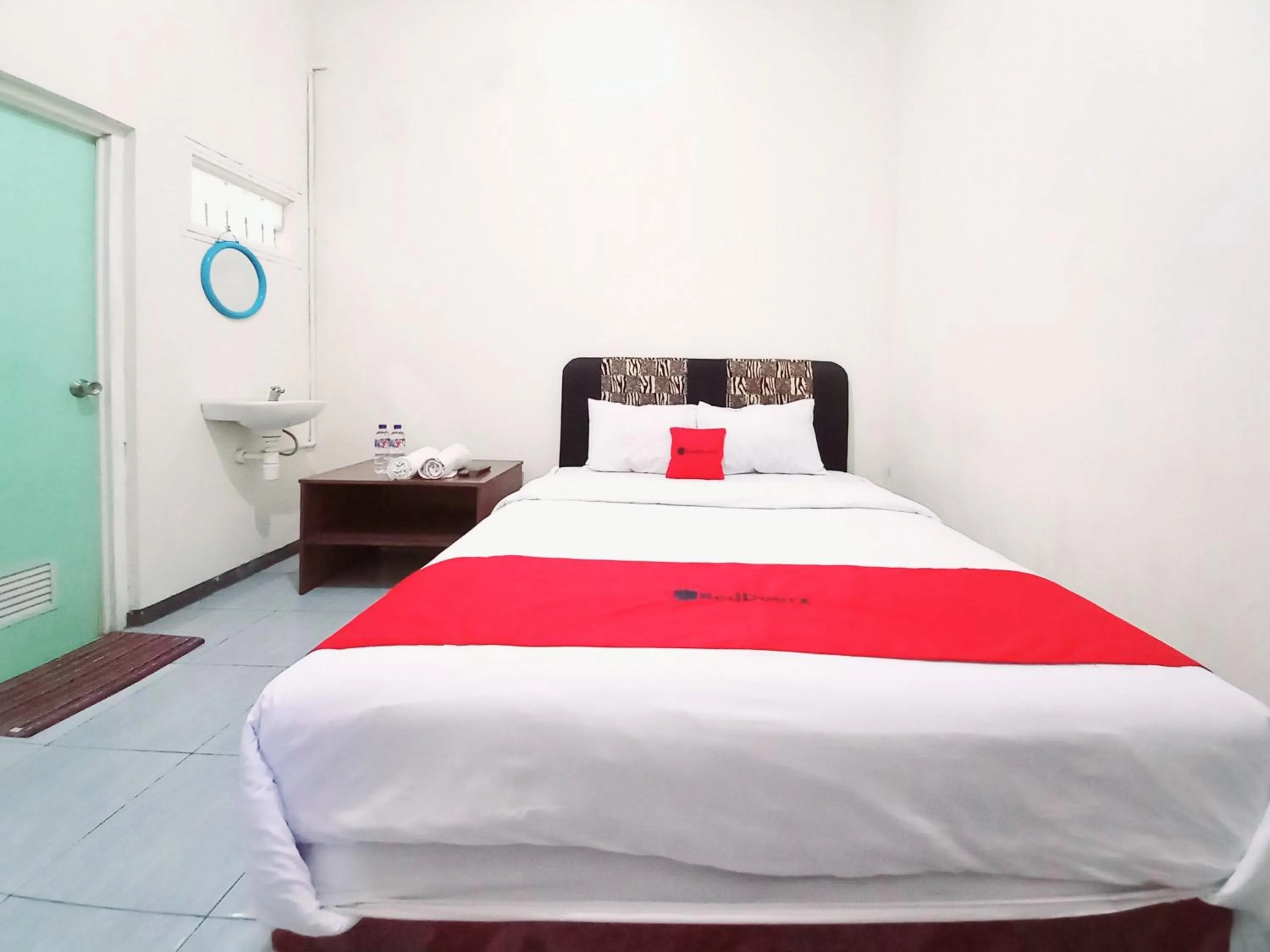 Bedroom, Bed in RedDoorz near BNS 3 Kota Wisata Batu