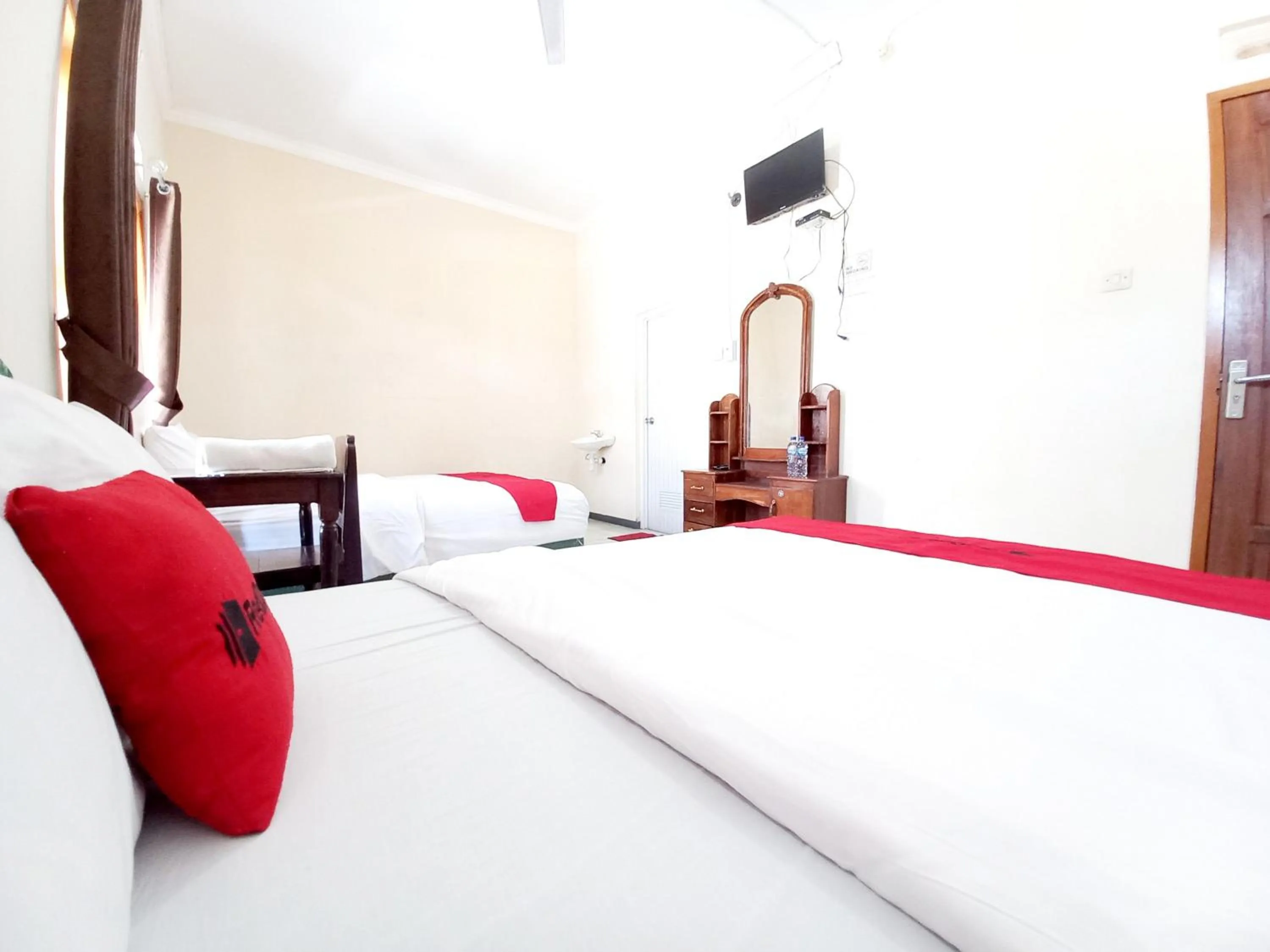 Bedroom, Bed in RedDoorz near BNS 3 Kota Wisata Batu