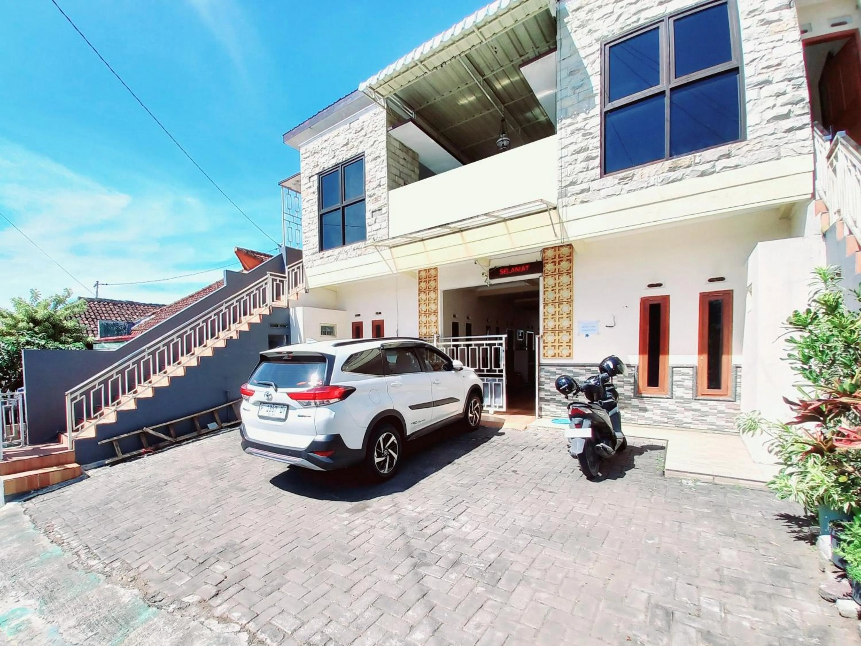 Facade/entrance in RedDoorz near BNS 3 Kota Wisata Batu