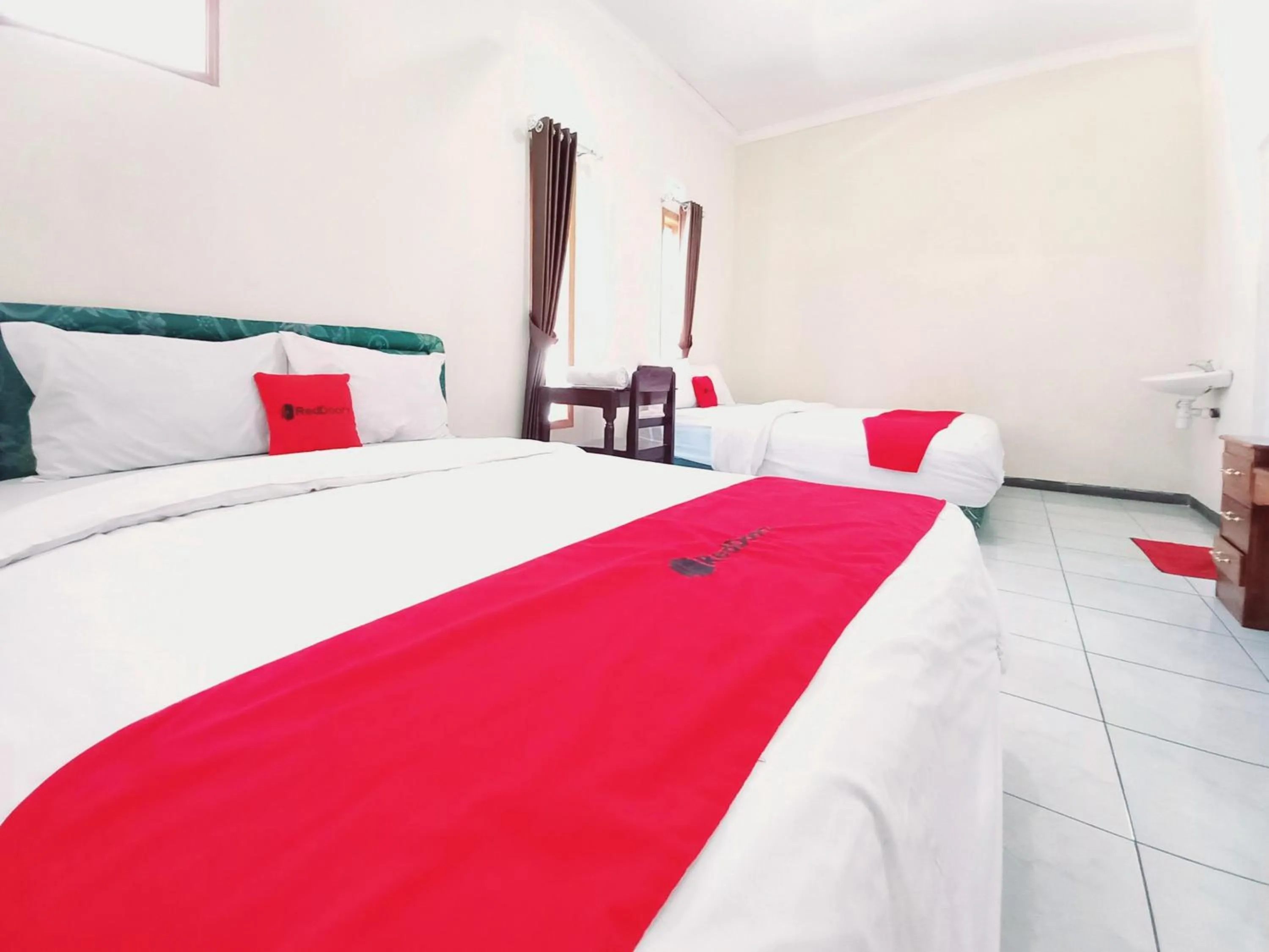 Bedroom, Bed in RedDoorz near BNS 3 Kota Wisata Batu
