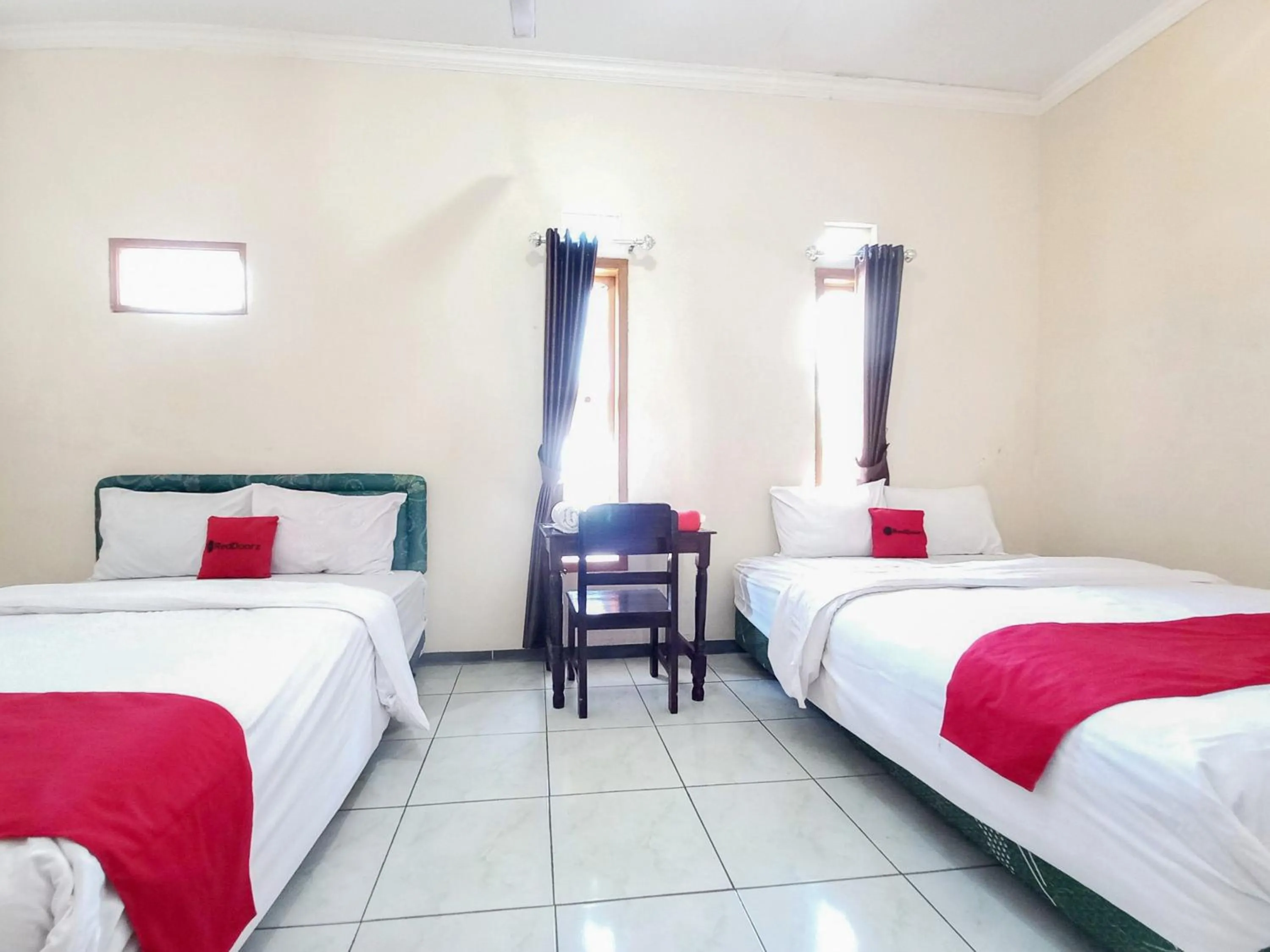 Bedroom, Bed in RedDoorz near BNS 3 Kota Wisata Batu