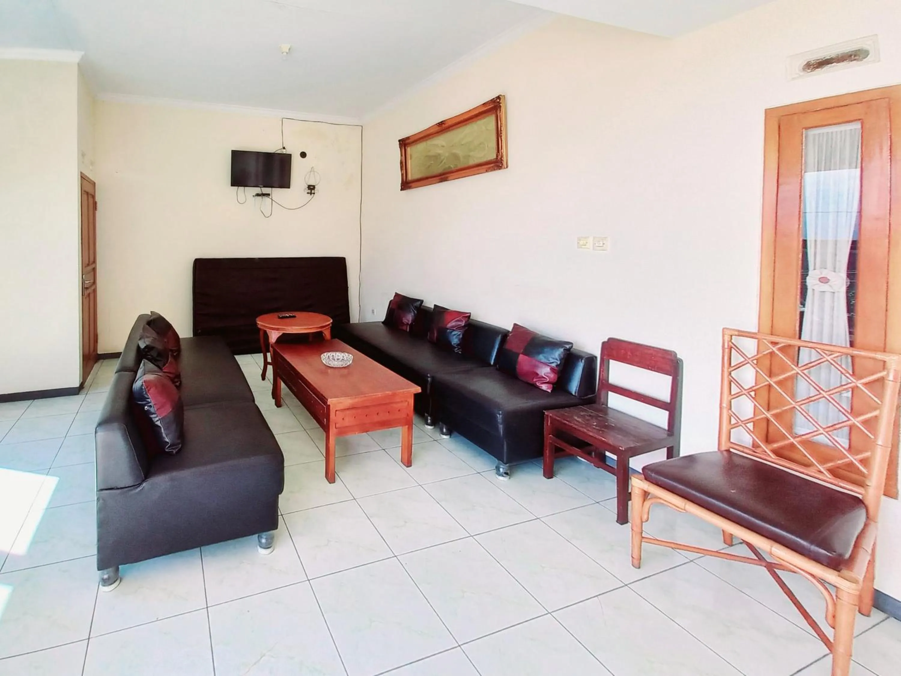 Seating area in RedDoorz near BNS 3 Kota Wisata Batu