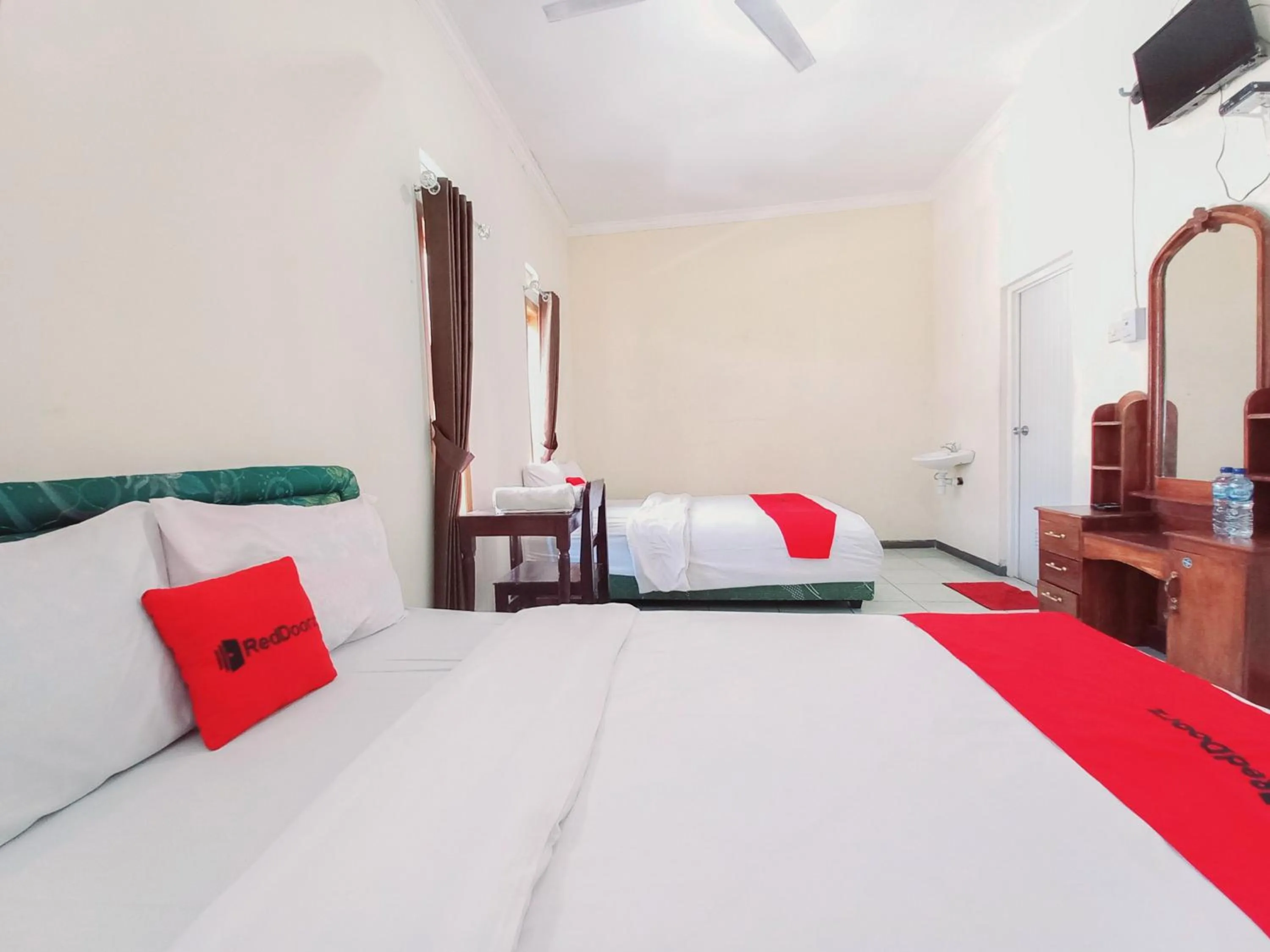 Bedroom, Bed in RedDoorz near BNS 3 Kota Wisata Batu