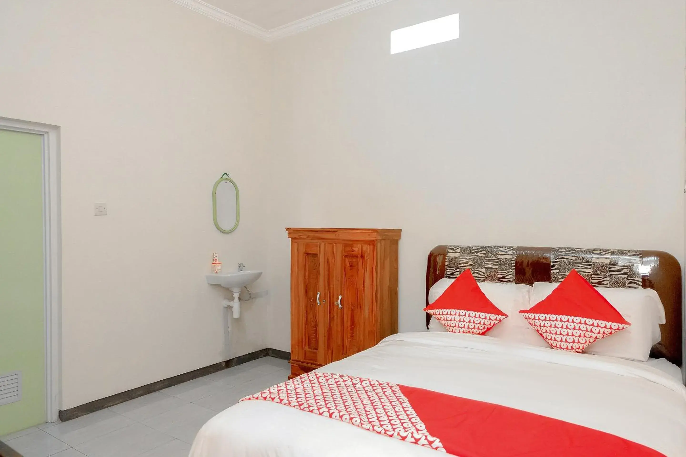 Bedroom in OYO 605 Queen Homestay Bedroom in OYO 605 Queen Homestay