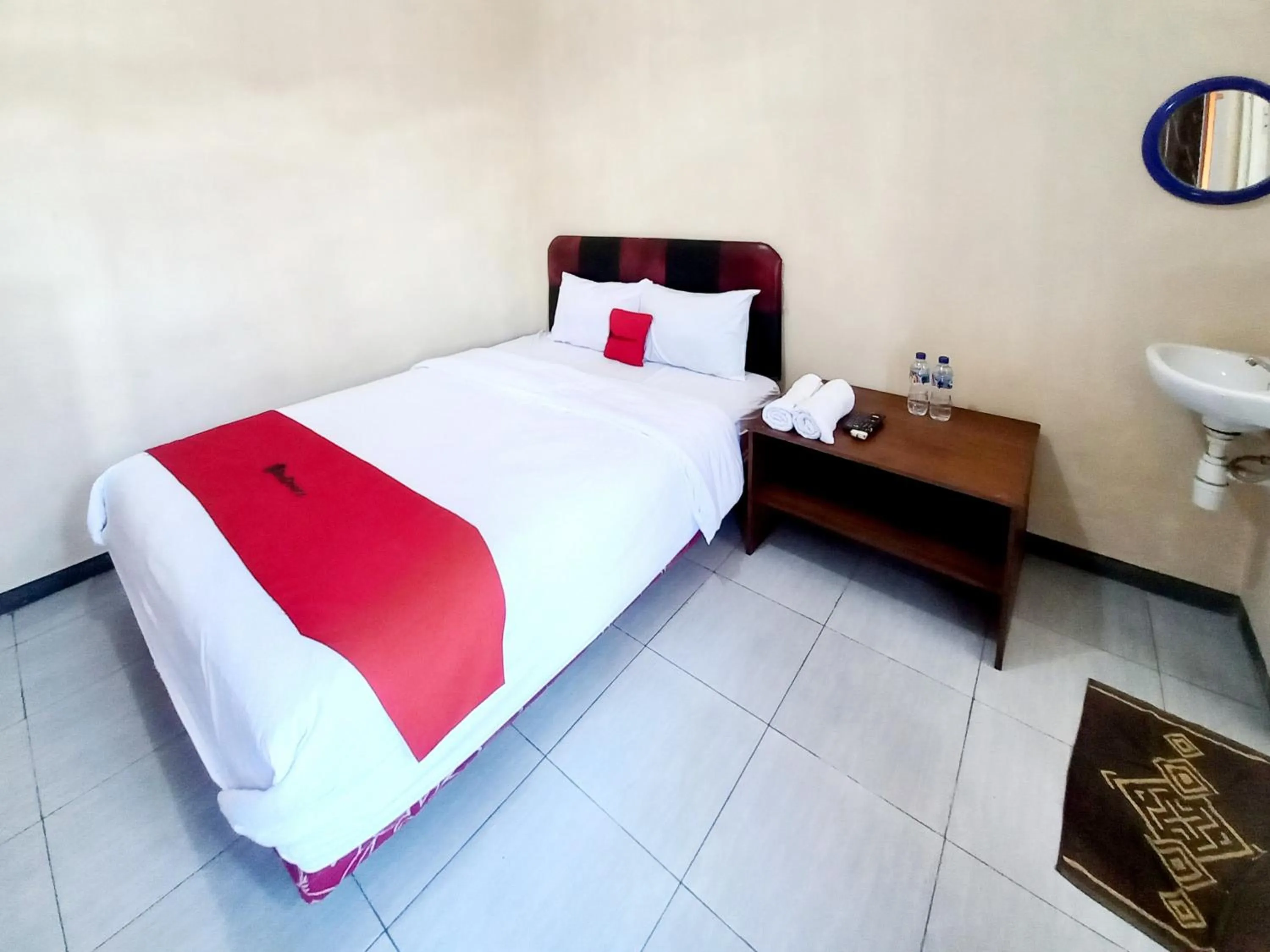 Bedroom, Bed in RedDoorz near BNS 3 Kota Wisata Batu