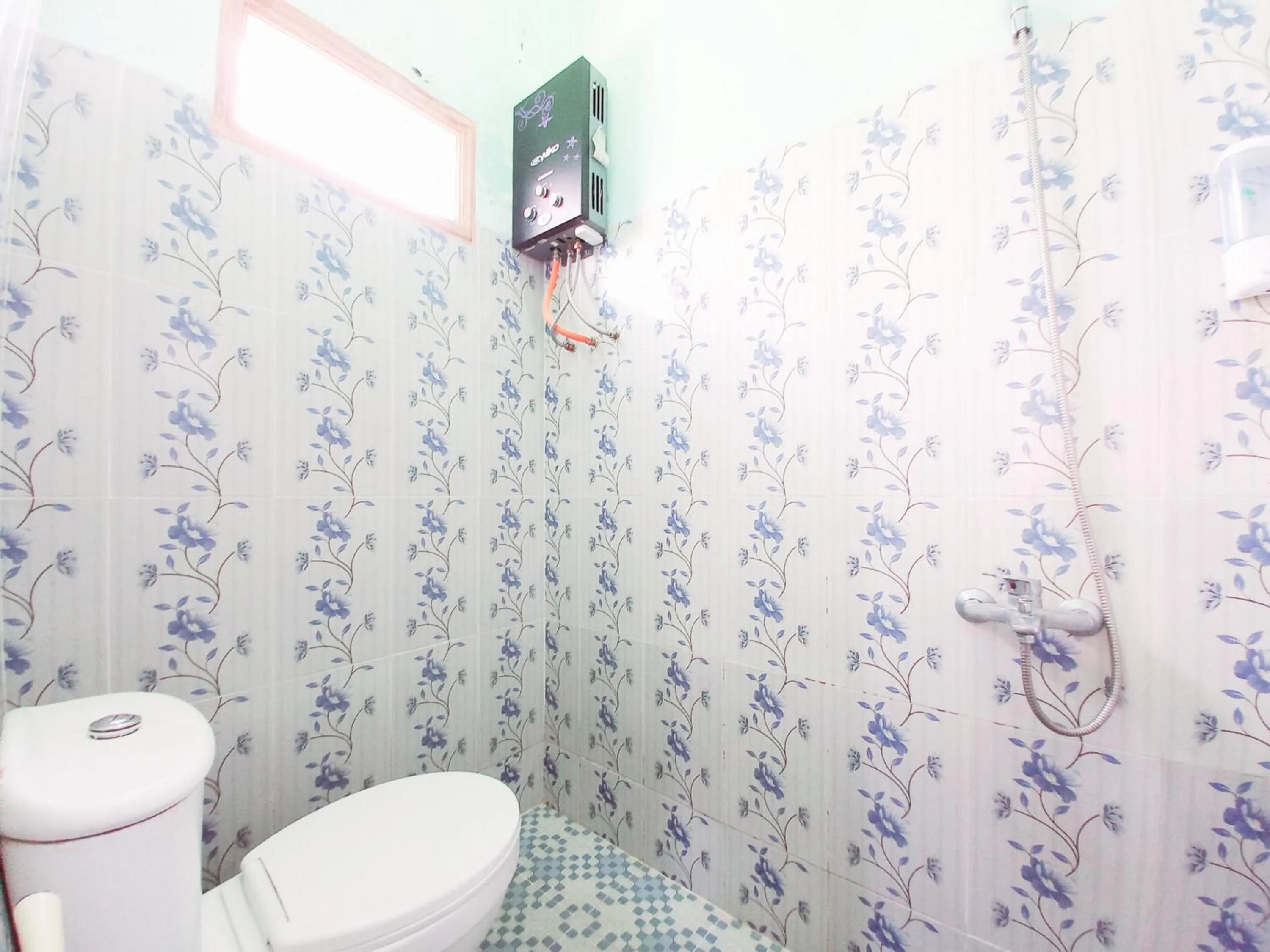 Bathroom in RedDoorz near BNS 3 Kota Wisata Batu