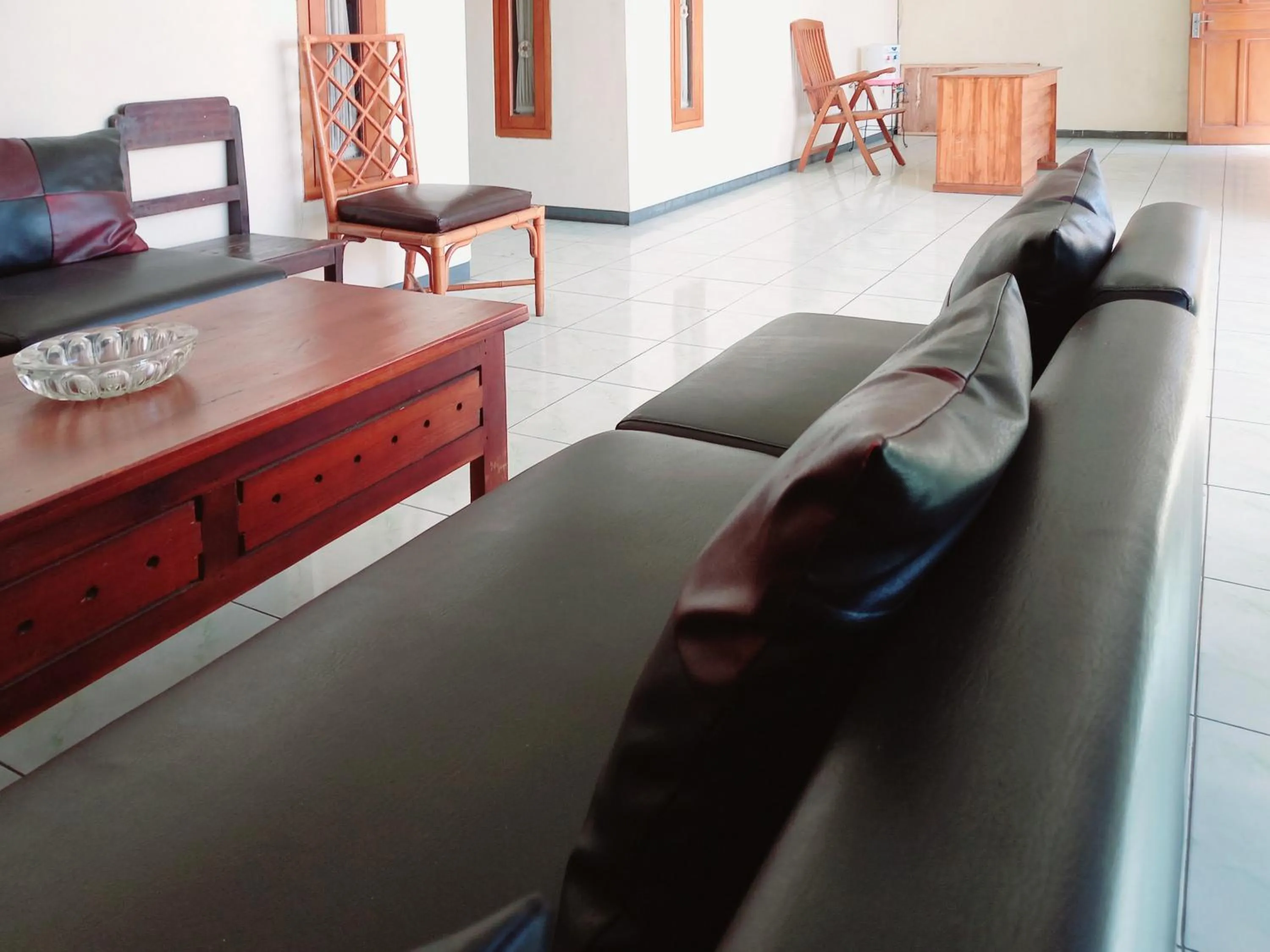 Seating area in RedDoorz near BNS 3 Kota Wisata Batu