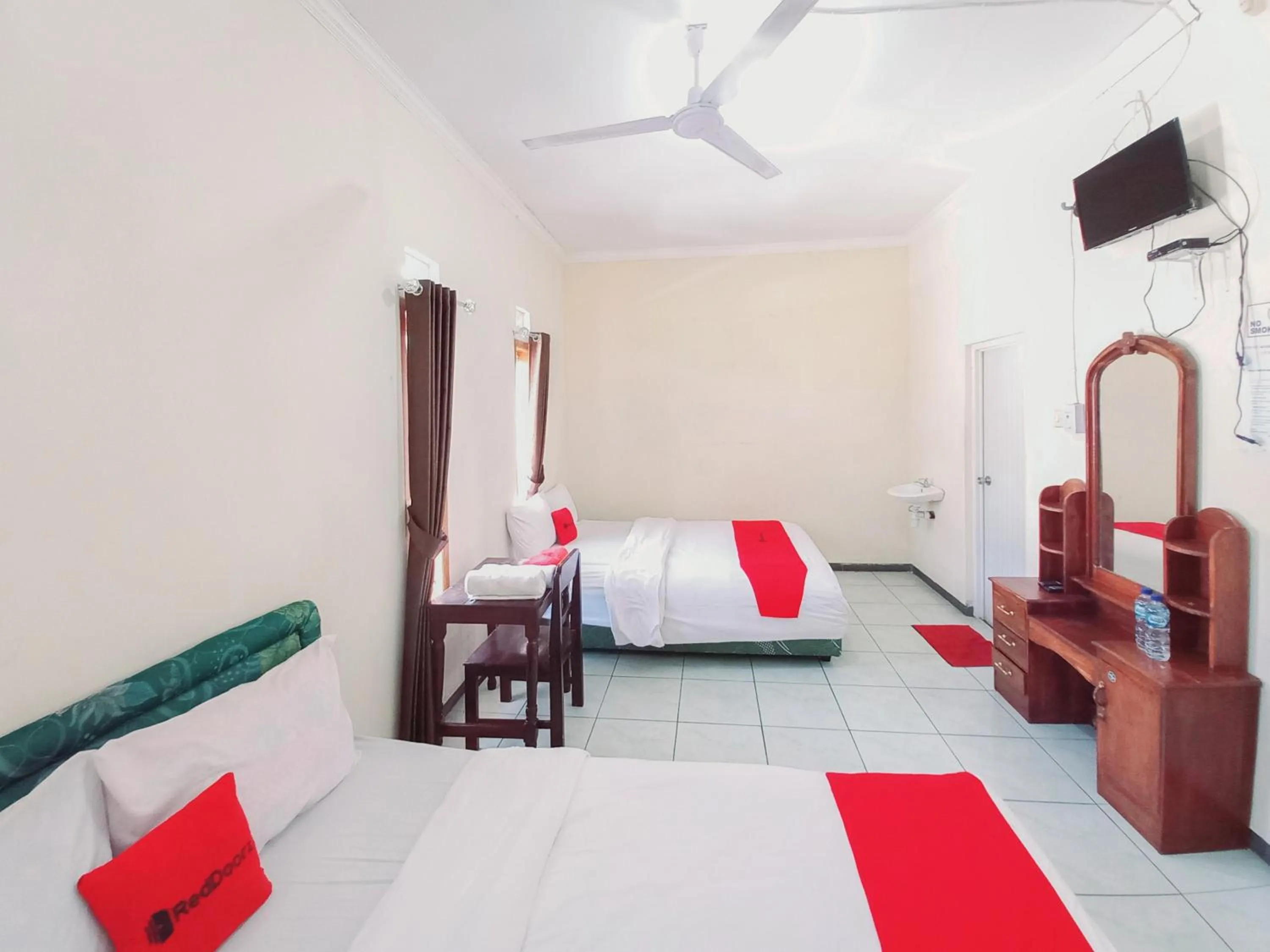 Bedroom, Bed in RedDoorz near BNS 3 Kota Wisata Batu